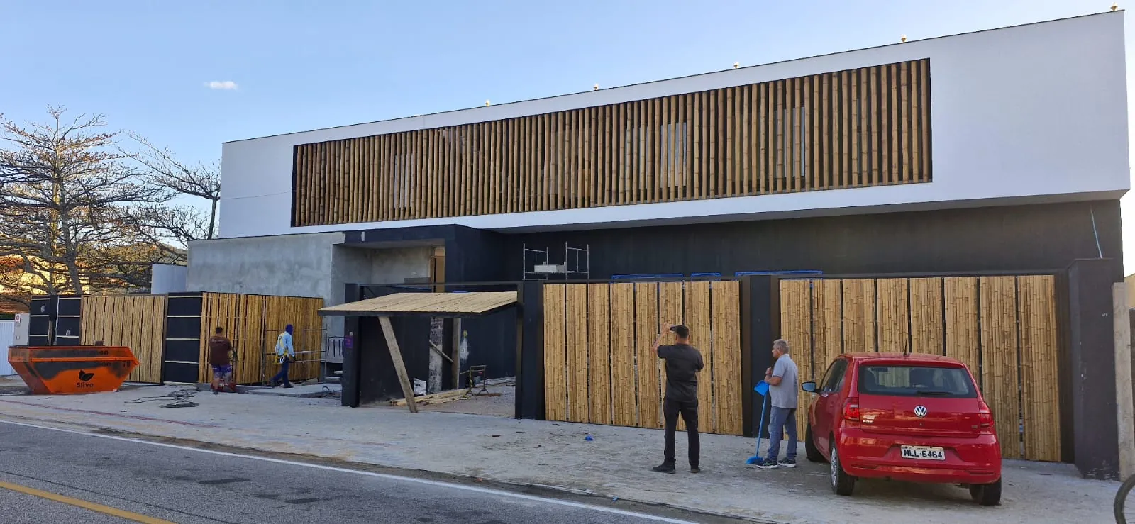A Conquista da Fachada Impossível: Engenharia e Ousadia na Casa Bombinhas