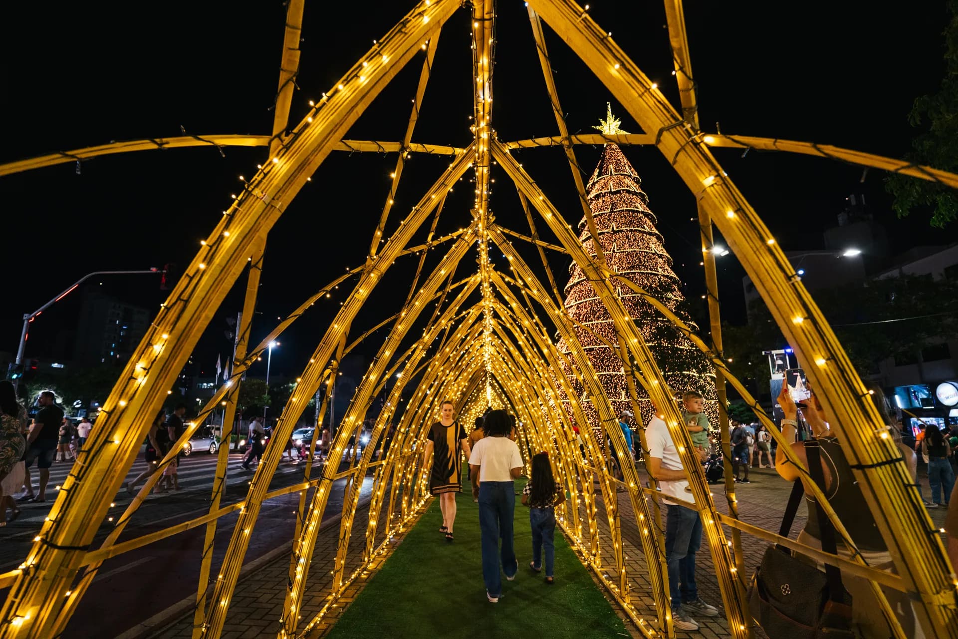 A Engenharia do Natal Carbono Negativo: Como Revertemos 57 Toneladas de Poluição em Cenografia Monumental