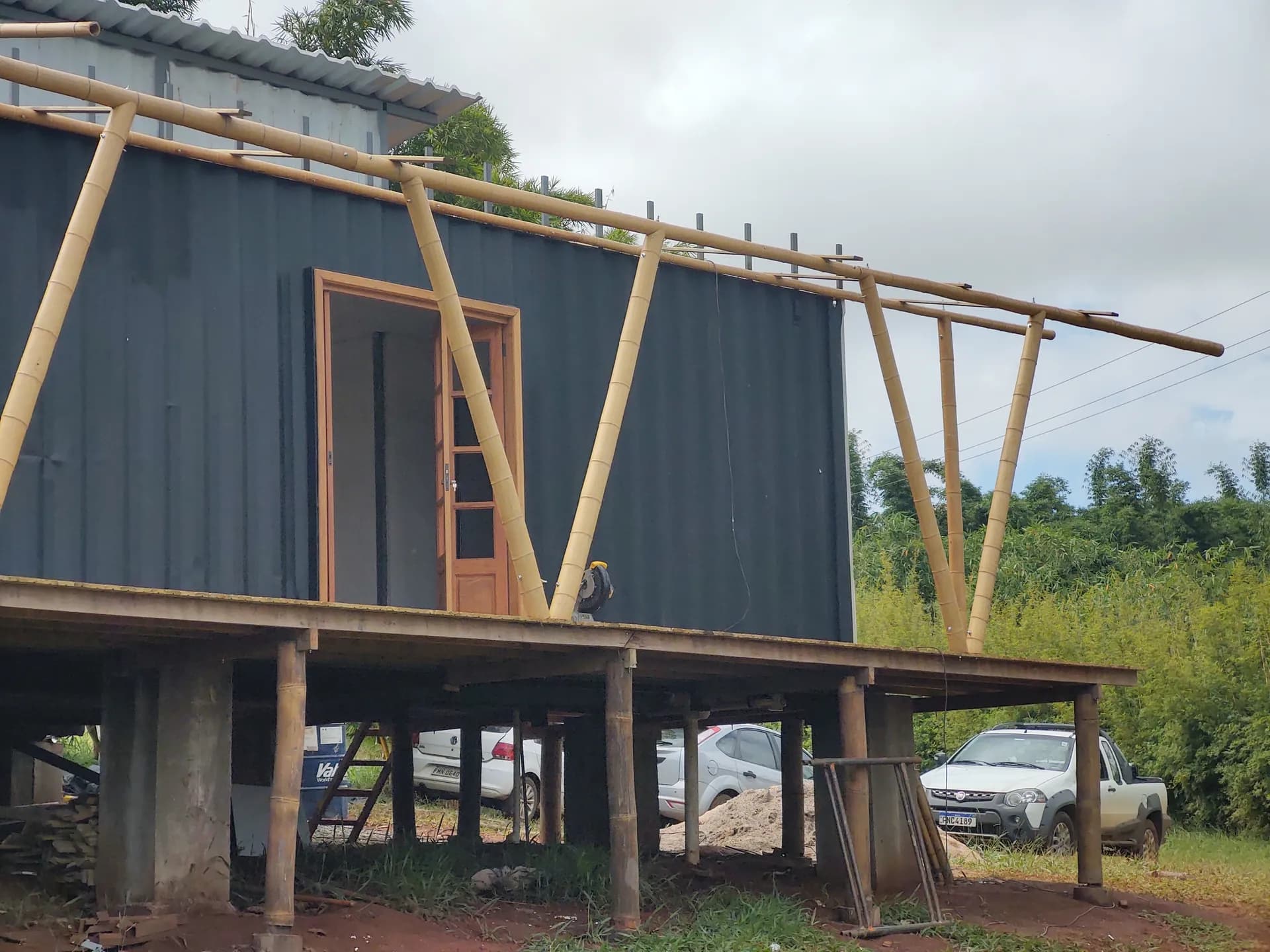 Construção do protótipo EcoCasa: contêiner marítimo integrado a estrutura de bambu, Pardinho/SP.