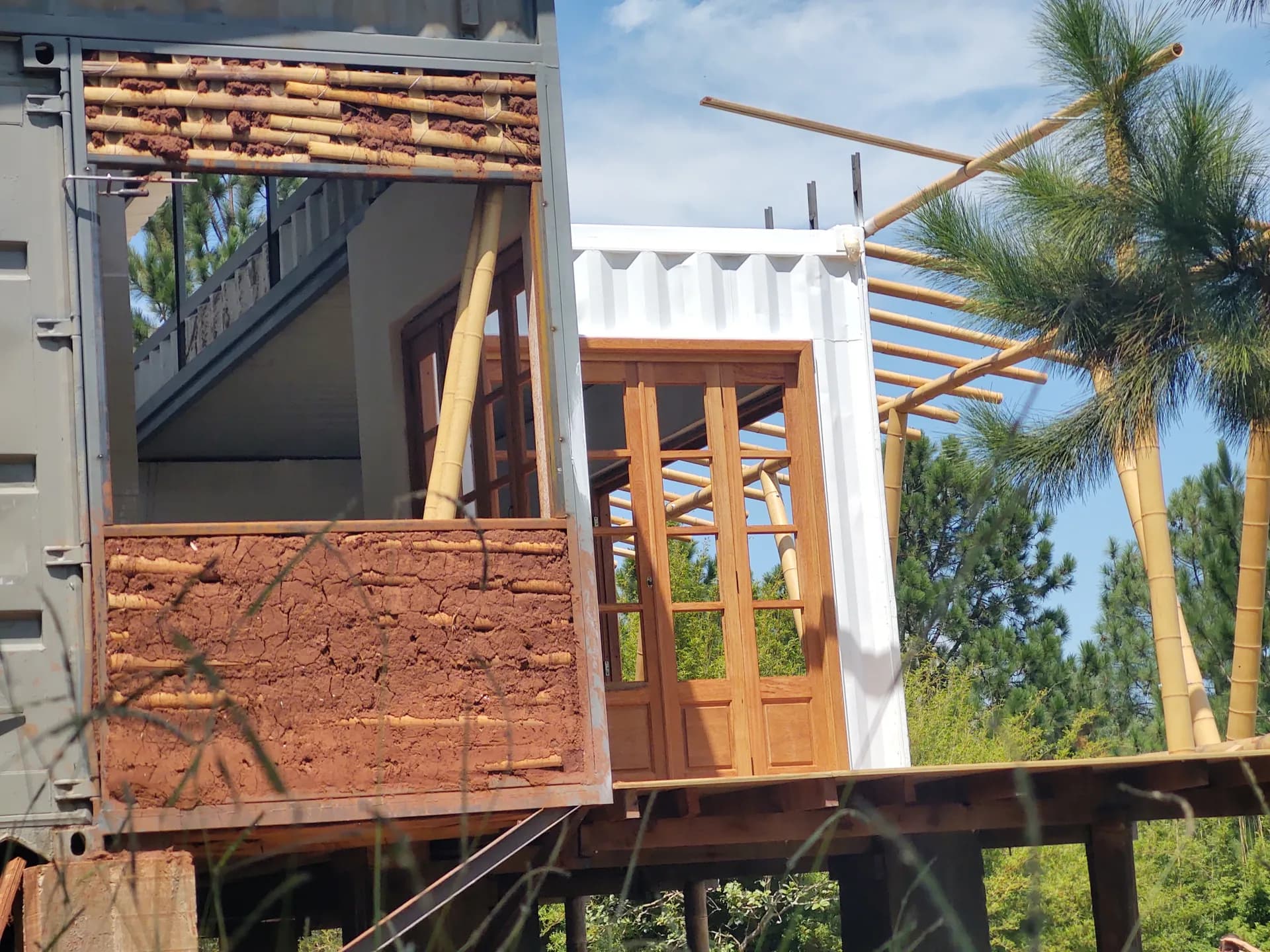 Construção do protótipo EcoCasa: contêiner marítimo integrado a estrutura de bambu, Pardinho/SP.