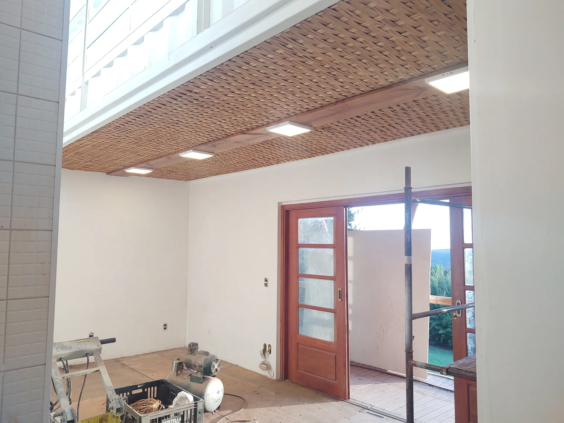 Forro de bambu trançado e caixilharia de madeira no interior do protótipo EcoCasa.
