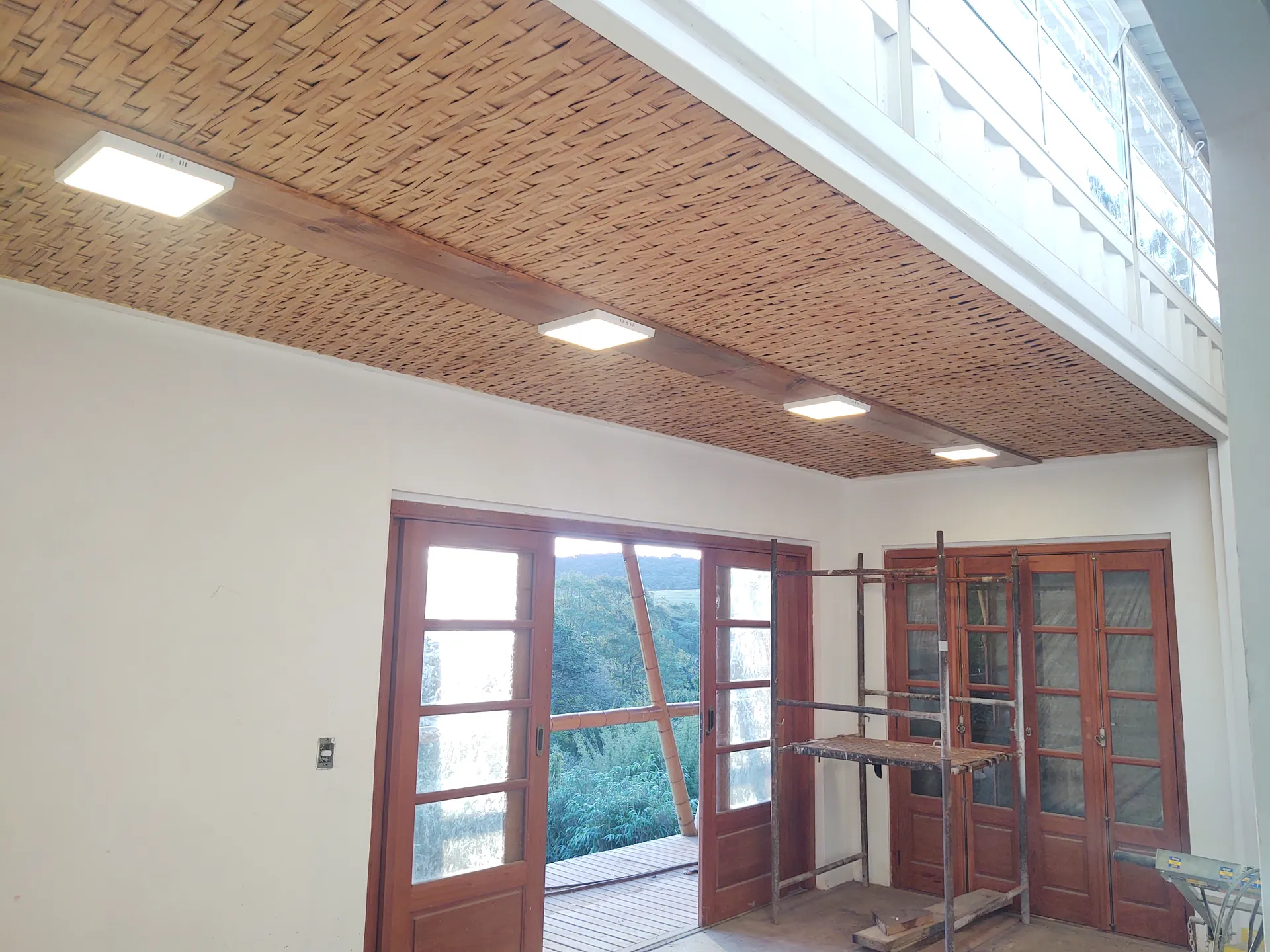 Construção do protótipo EcoCasa: contêiner marítimo integrado a estrutura de bambu, Pardinho/SP.