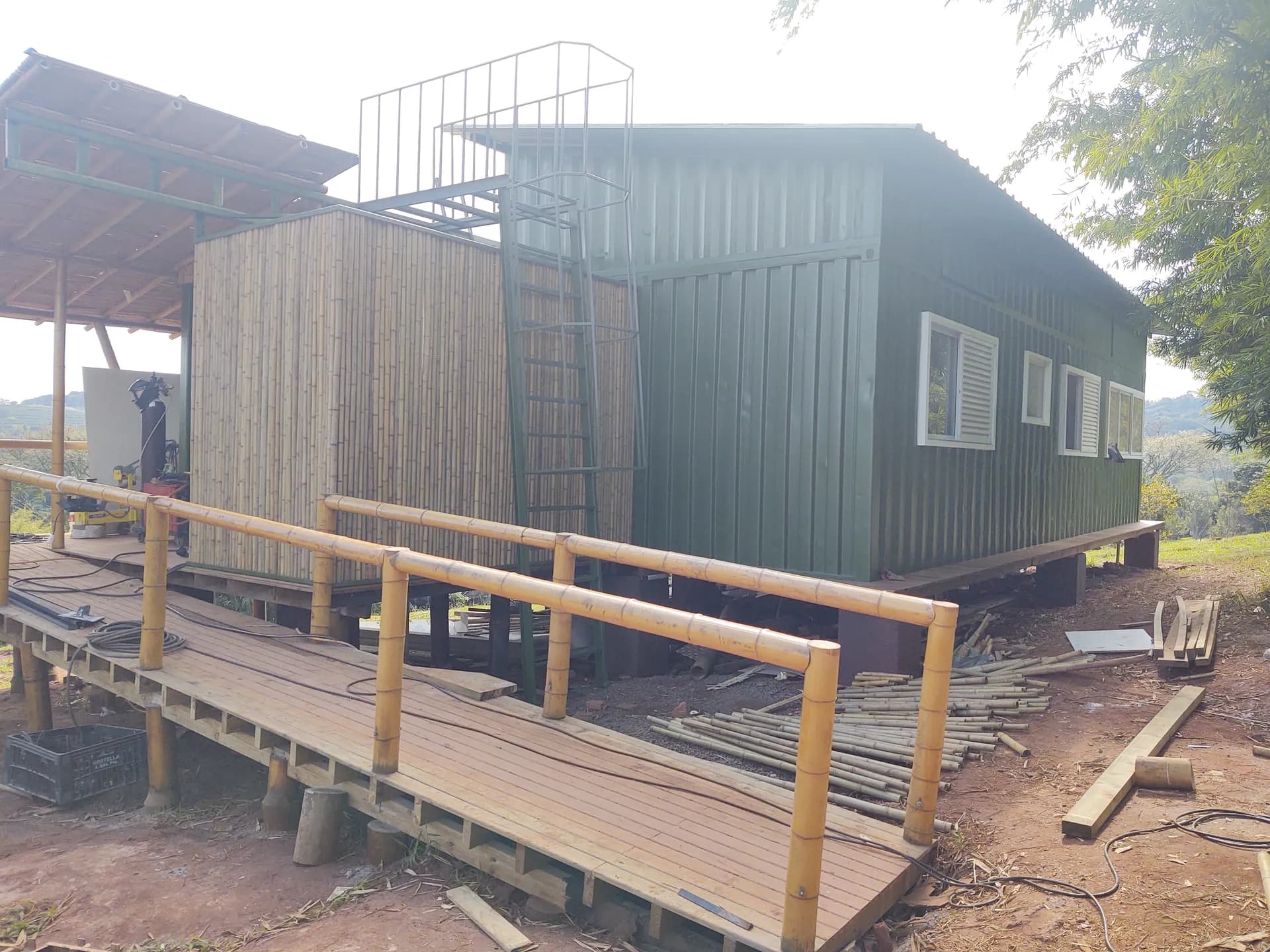 Construção do protótipo EcoCasa: contêiner marítimo integrado a estrutura de bambu, Pardinho/SP.