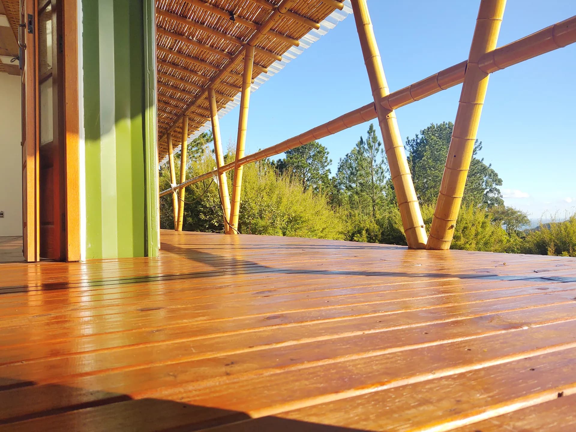 Construção do protótipo EcoCasa: contêiner marítimo integrado a estrutura de bambu, Pardinho/SP.