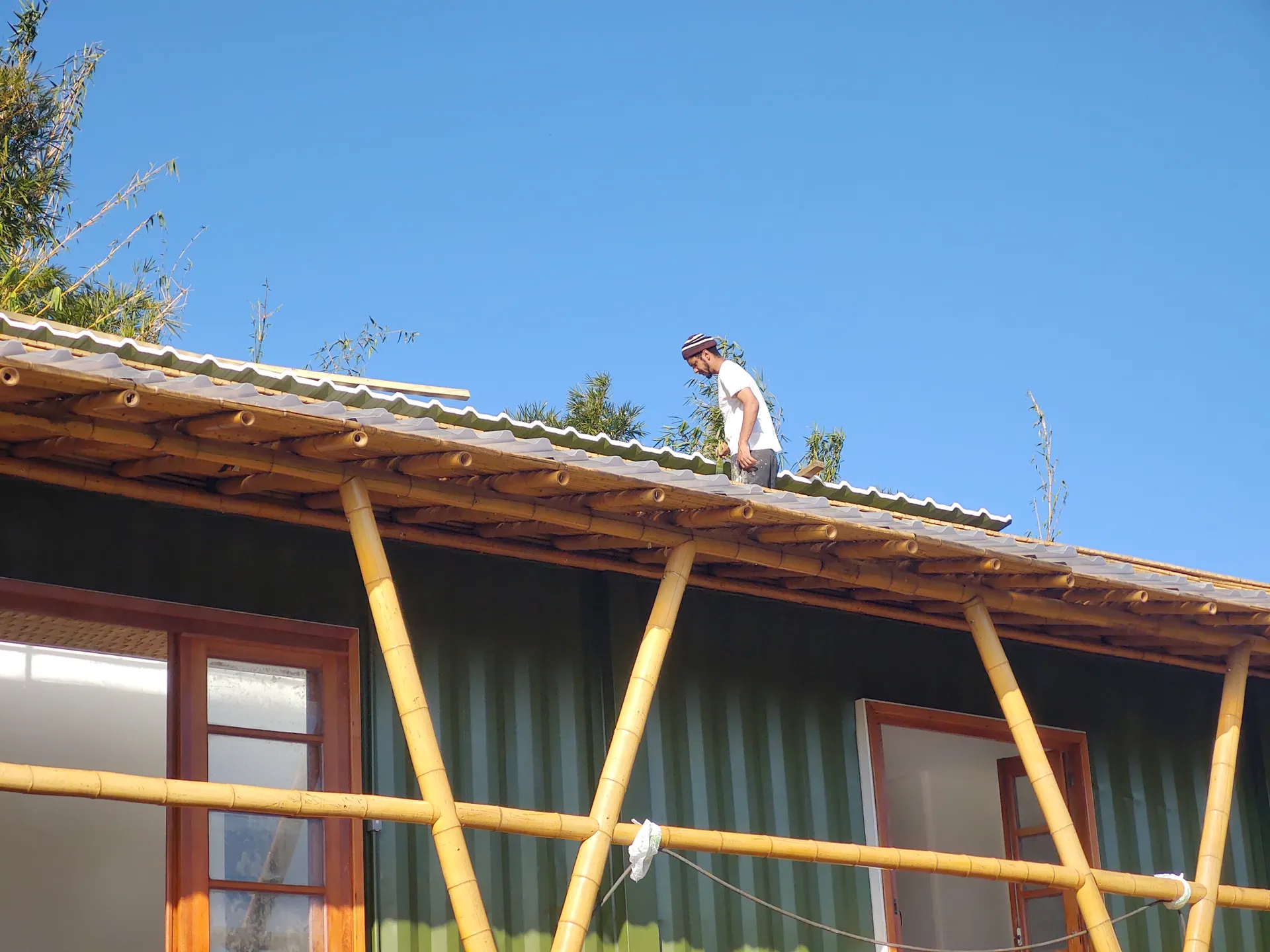 Construção do protótipo EcoCasa: contêiner marítimo integrado a estrutura de bambu, Pardinho/SP.