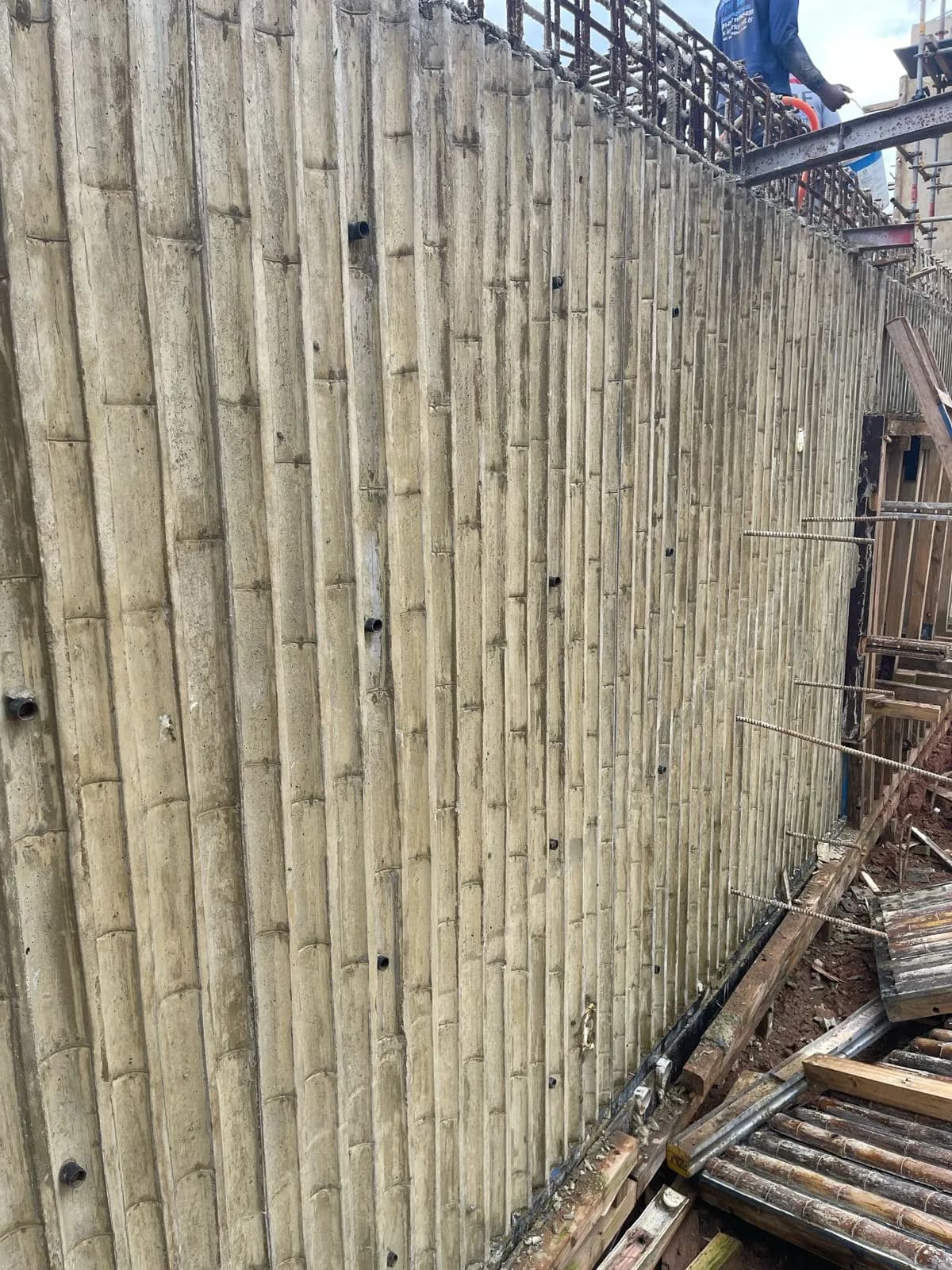 Parede de concreto com a textura de bambu impressa pela fôrma (estampa).