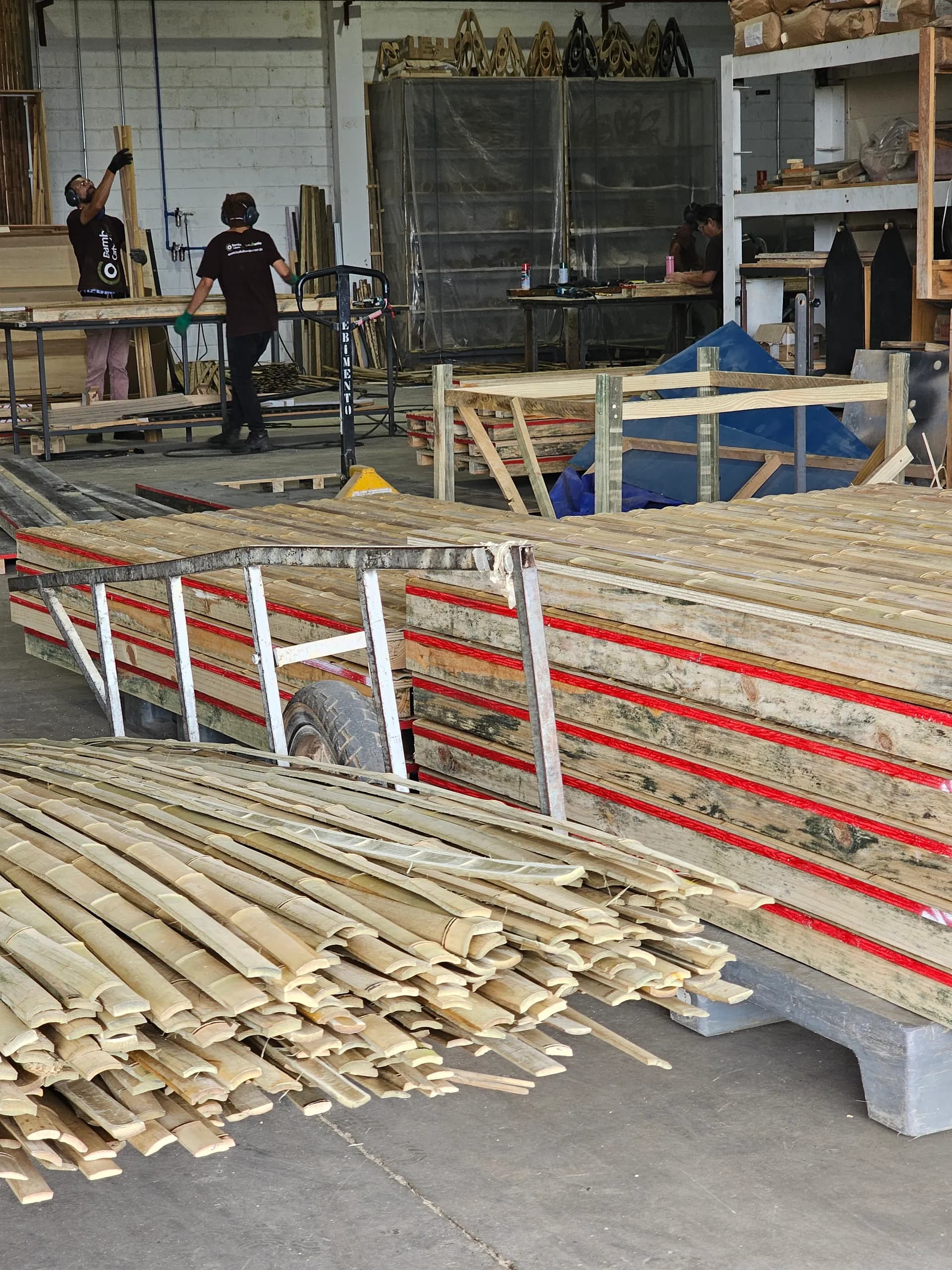 Produção das fôrmas de bambu rachado para moldar o concreto, no ateliê.