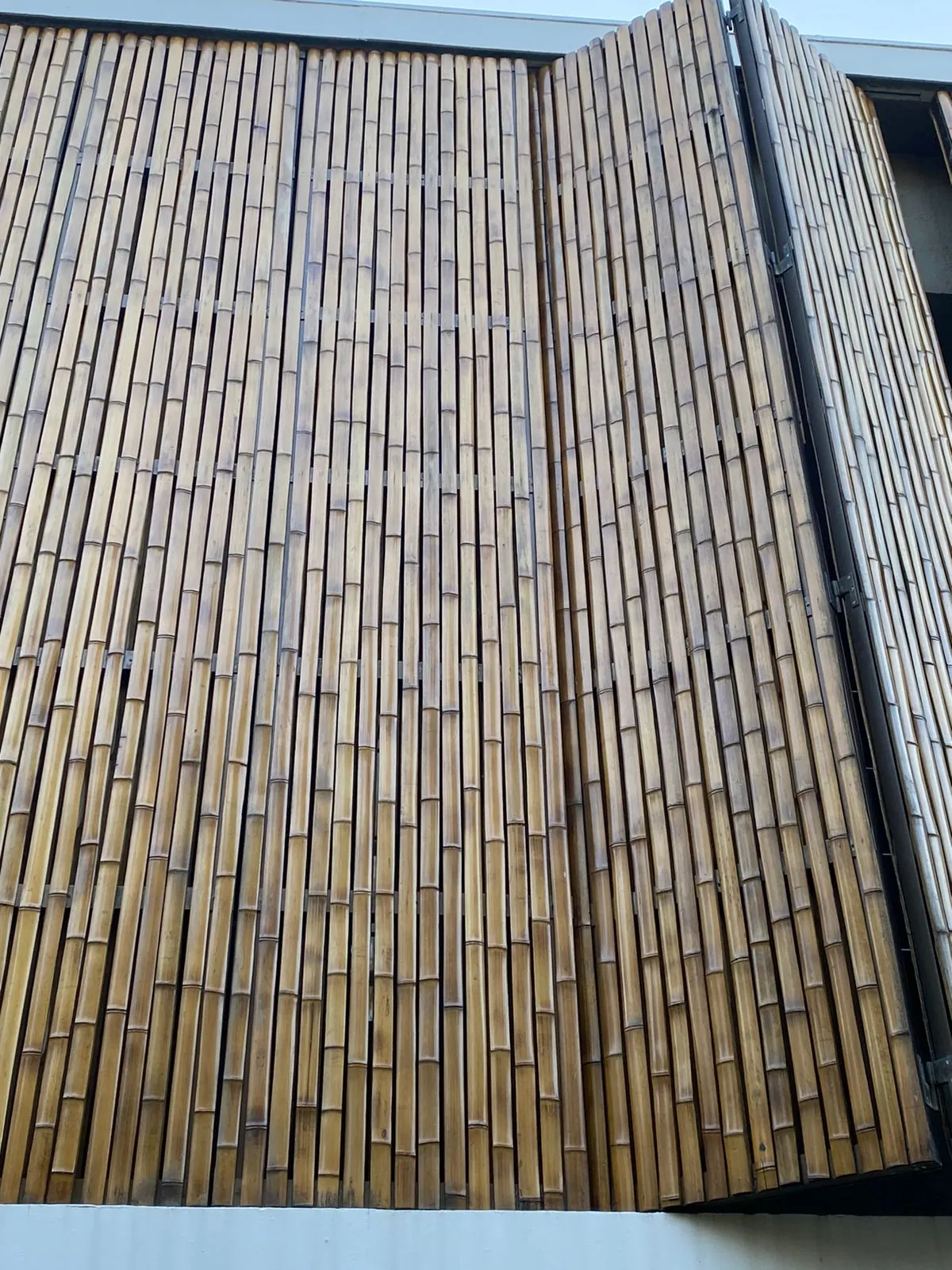 Painel de bambu da fachada da Casa da Praia da Feiticeira, com folha de abrir.