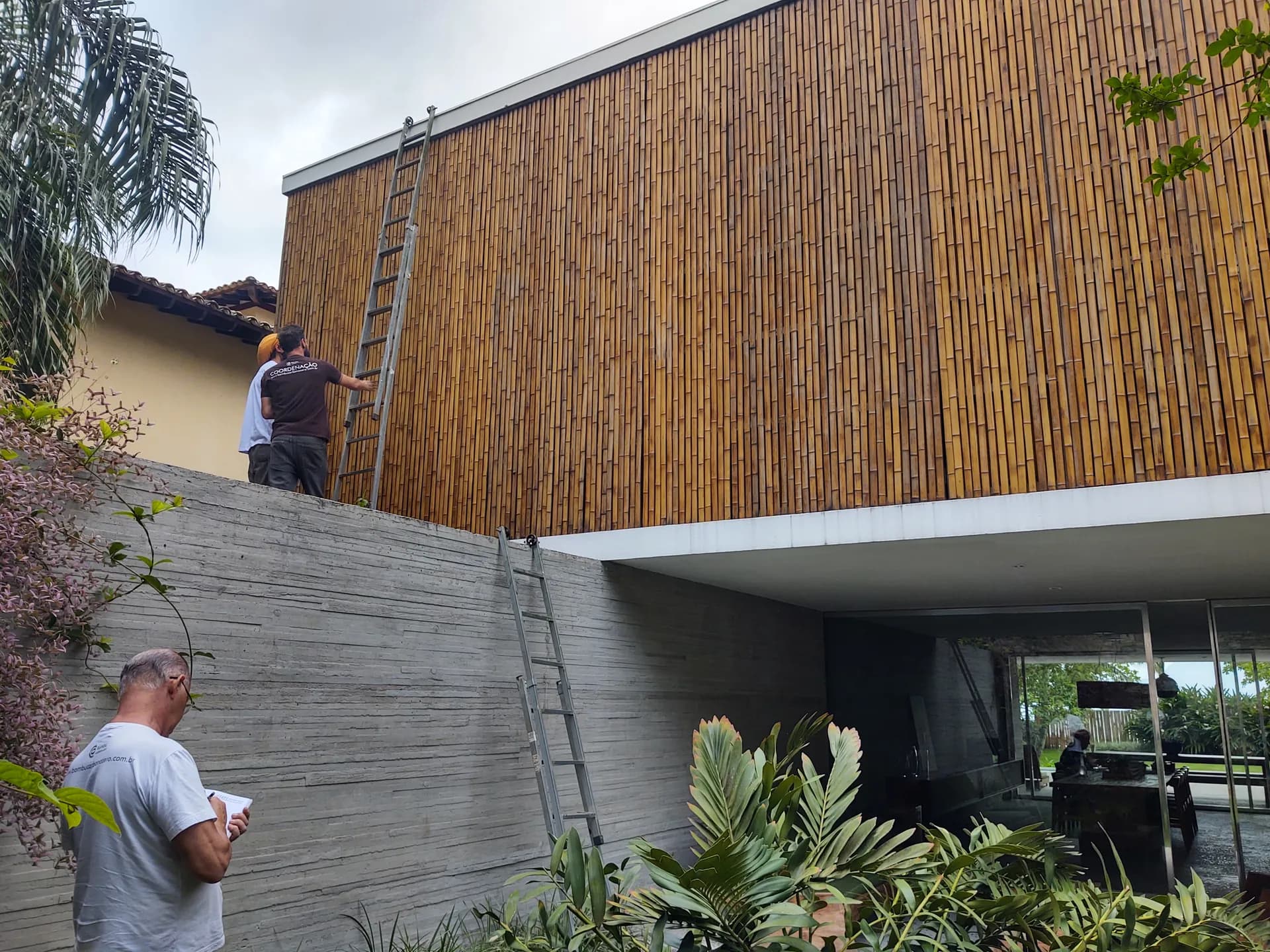 Restauração do revestimento de bambu do volume superior da Casa da Praia da Feiticeira.