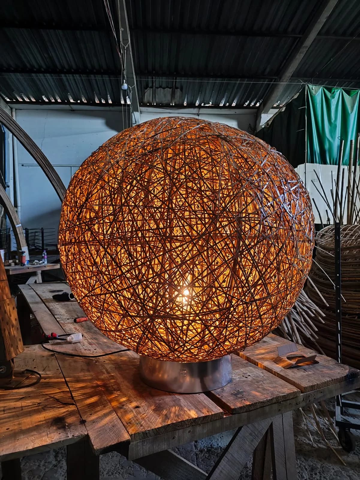 Industrializando a Alma: O Case da Luminária Ninho e a Engenharia por Trás da Arte
