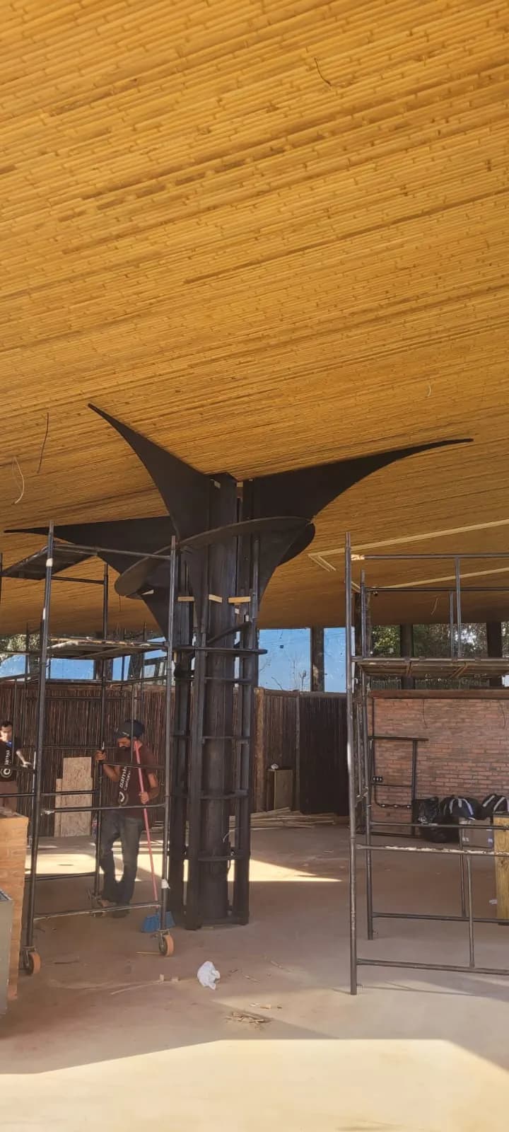 Estrutura e revestimentos de bambu do Vanara Bubble — registro de obra.