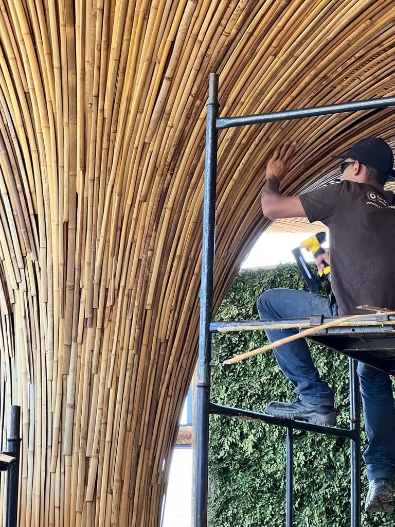 Estrutura e revestimentos de bambu do Vanara Bubble — registro de obra.