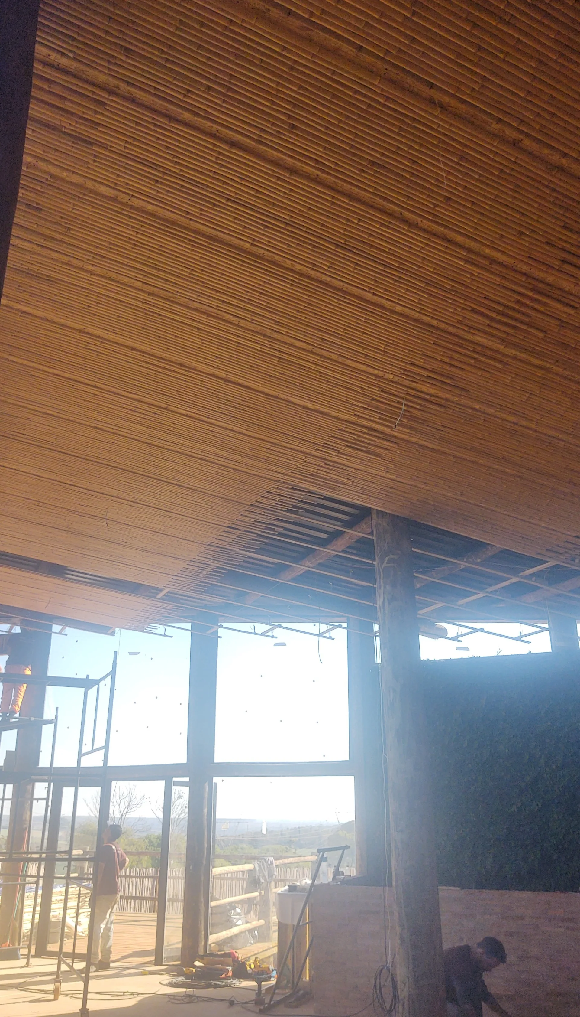 Estrutura e revestimentos de bambu do Vanara Bubble — registro de obra.