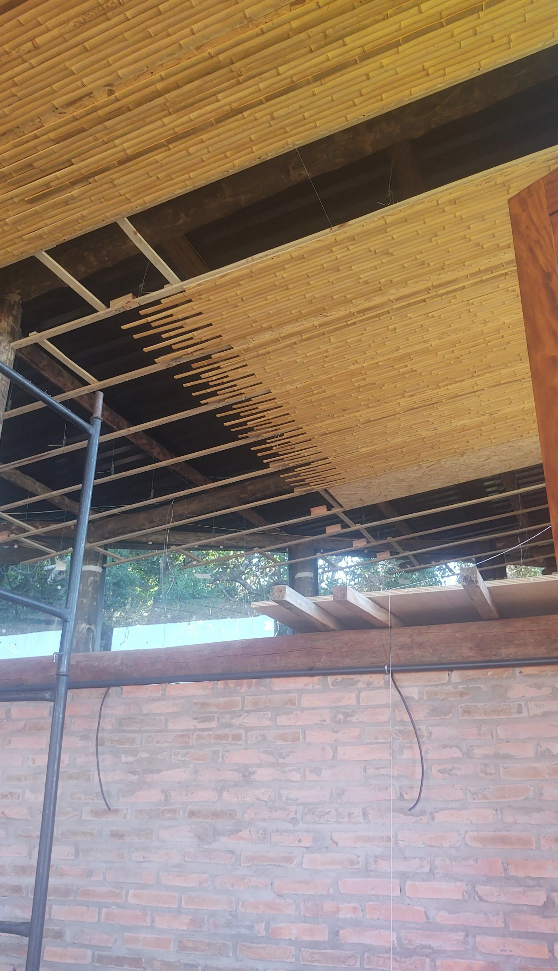 Estrutura e revestimentos de bambu do Vanara Bubble — registro de obra.