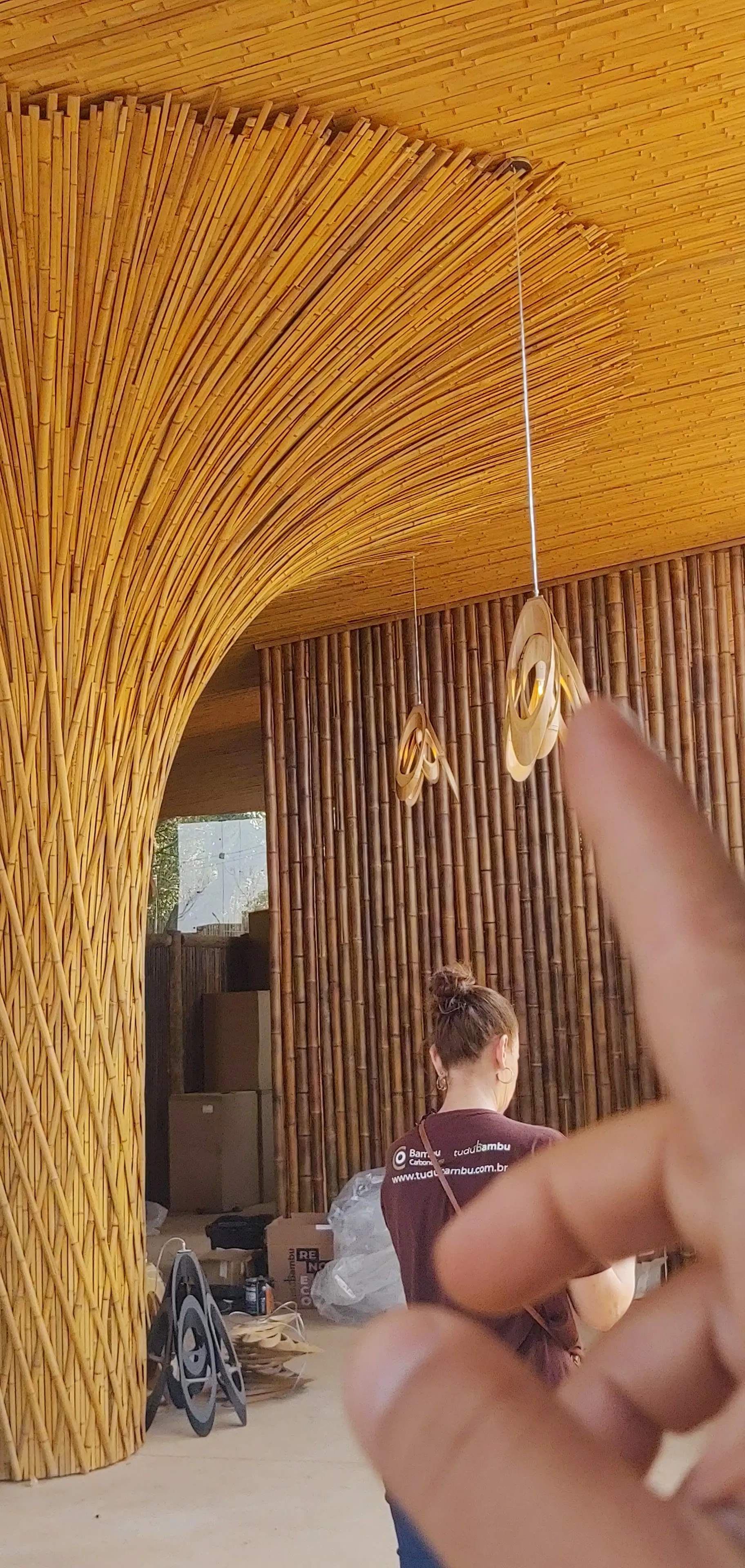 Vista interna do arco/coluna de bambu do Vanara Bubble, com pendentes.