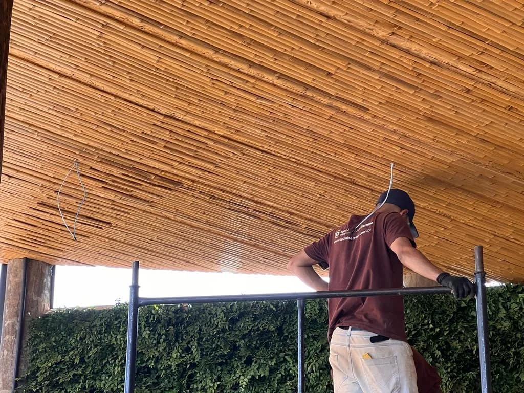 Instalação do forro de bambu do Vanara Bubble, com a parede verde ao fundo.