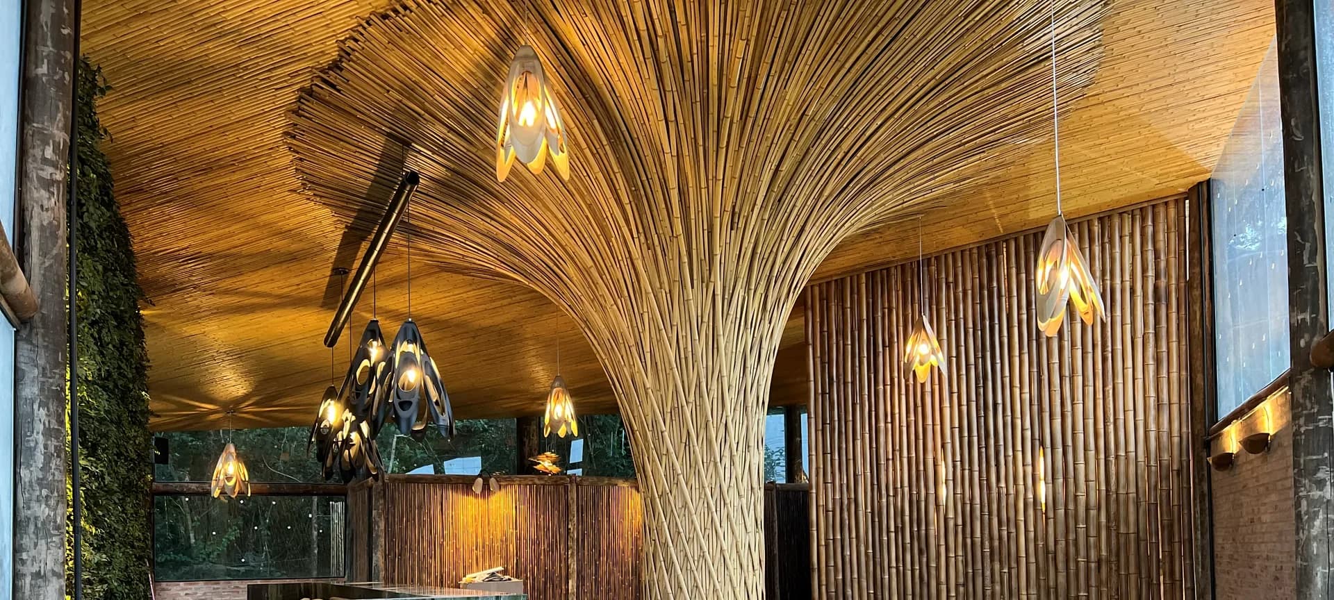 Interior do Vanara Bubble: estrutura escultórica de bambu que se ramifica no forro.