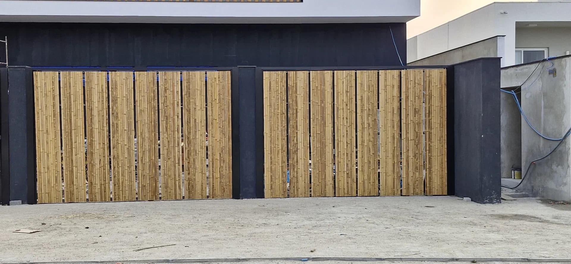 Casa Bombinhas: fachada com brise e revestimento de bambu, registro de obra.