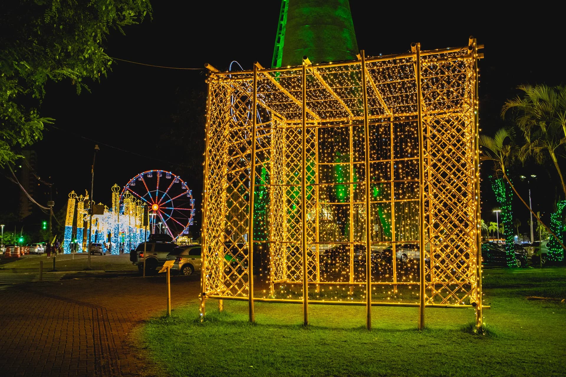 Caixa de presente cenográfica em bambu — Natal dos Pioneiros — Cascavel 2024.