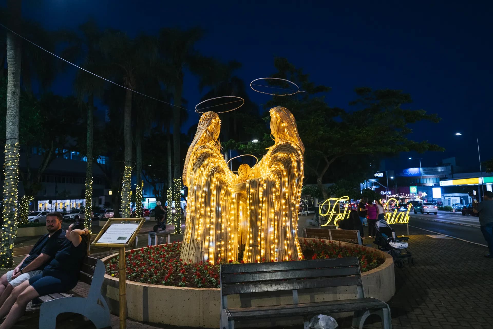 Sagrada Família cenográfica em bambu iluminado — Natal dos Pioneiros — Cascavel 2025.