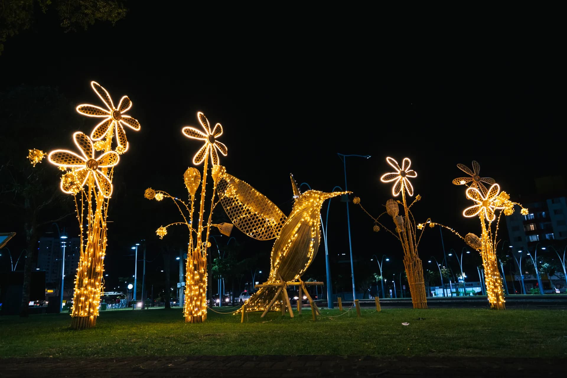 Jardim e beija-flor cenográficos em bambu — Natal dos Pioneiros — Cascavel 2025.