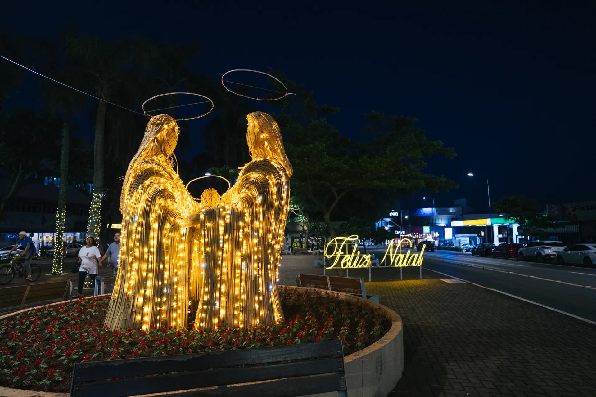 Sagrada Família cenográfica em bambu iluminado — Natal dos Pioneiros — Cascavel 2025.