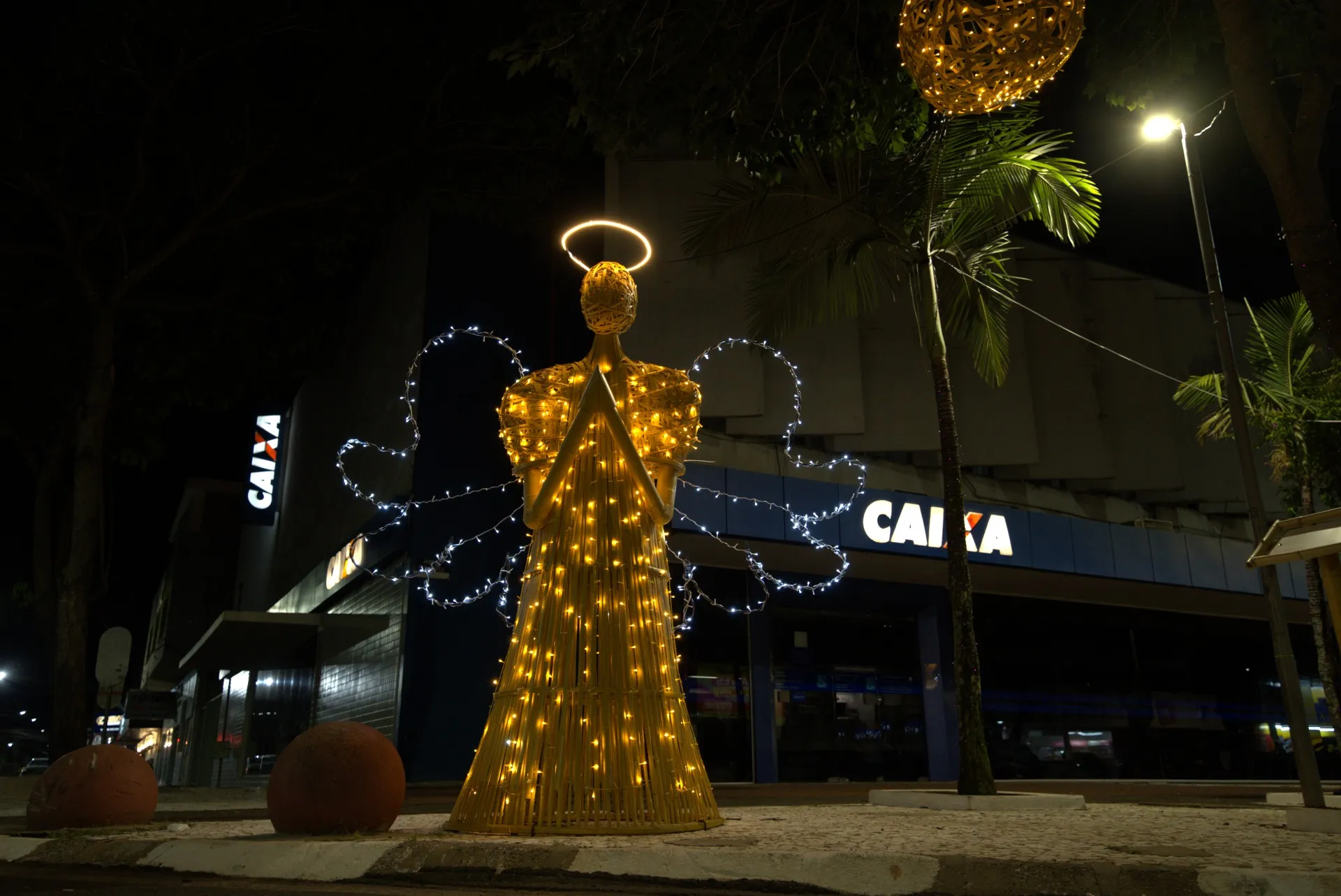 Anjo cenográfico em bambu iluminado — Natal Foz do Iguaçu 2025.