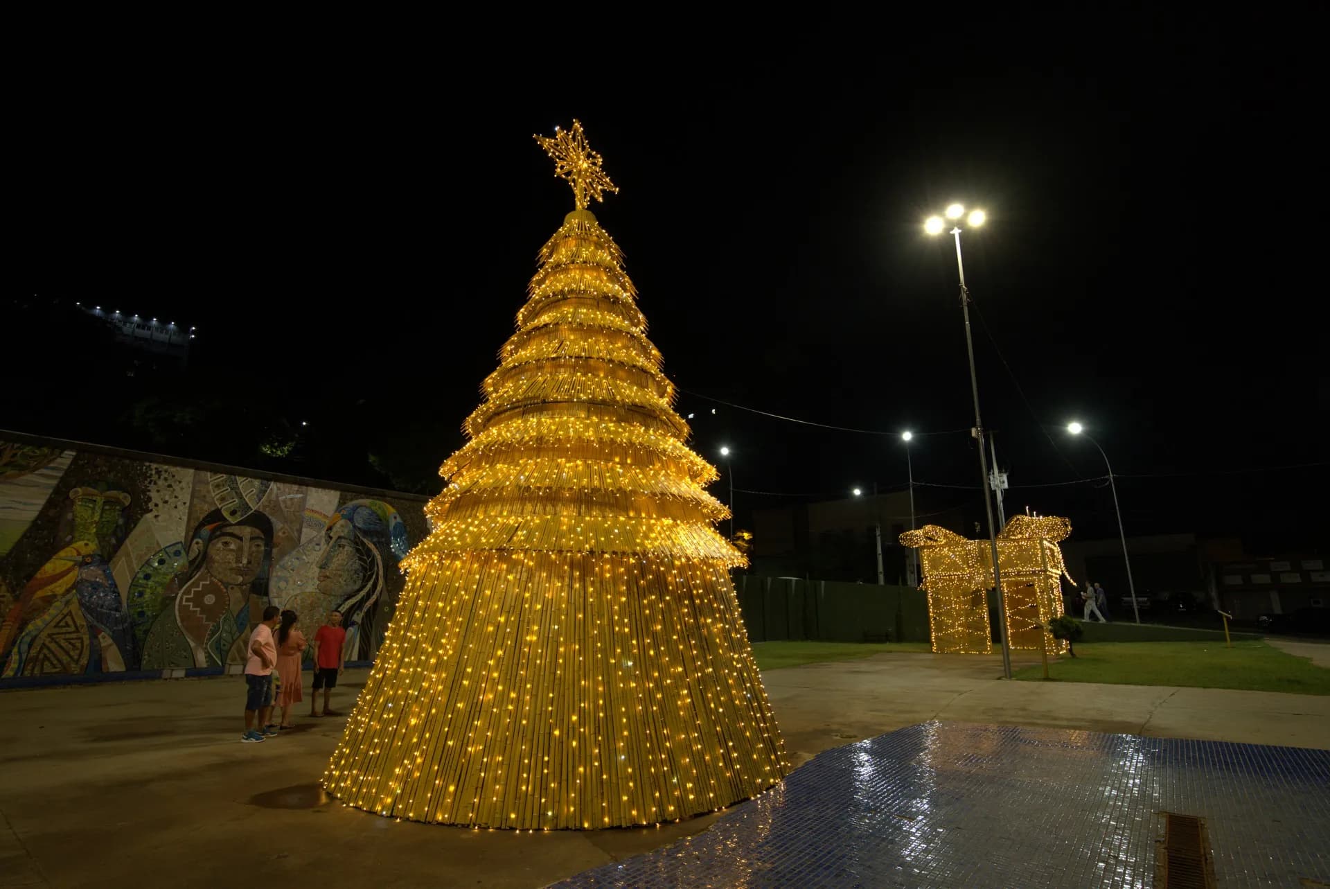 Árvore de Natal em bambu iluminada — Natal Foz do Iguaçu 2025.