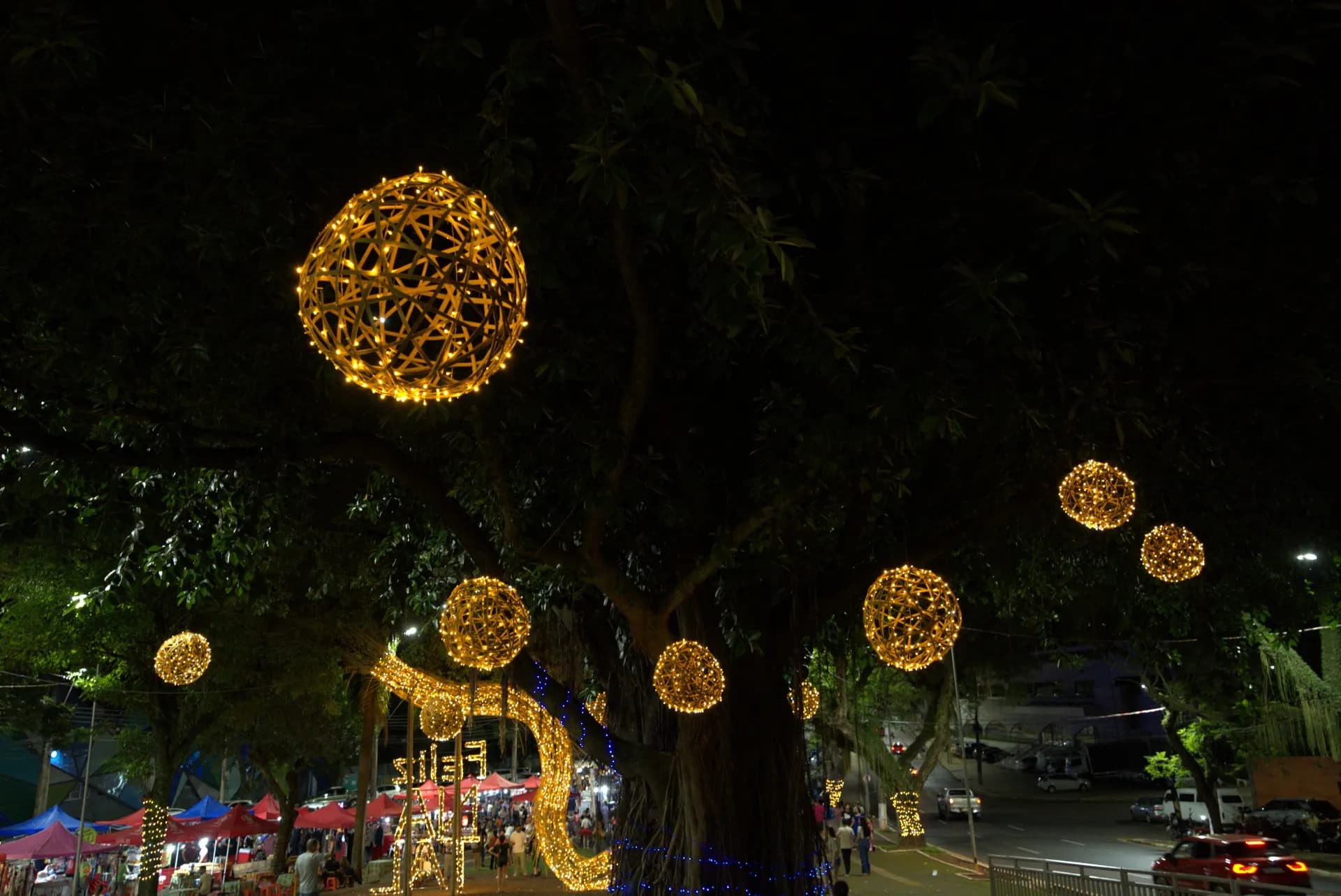 Esferas decorativas em bambu iluminadas — Natal Foz do Iguaçu 2025.