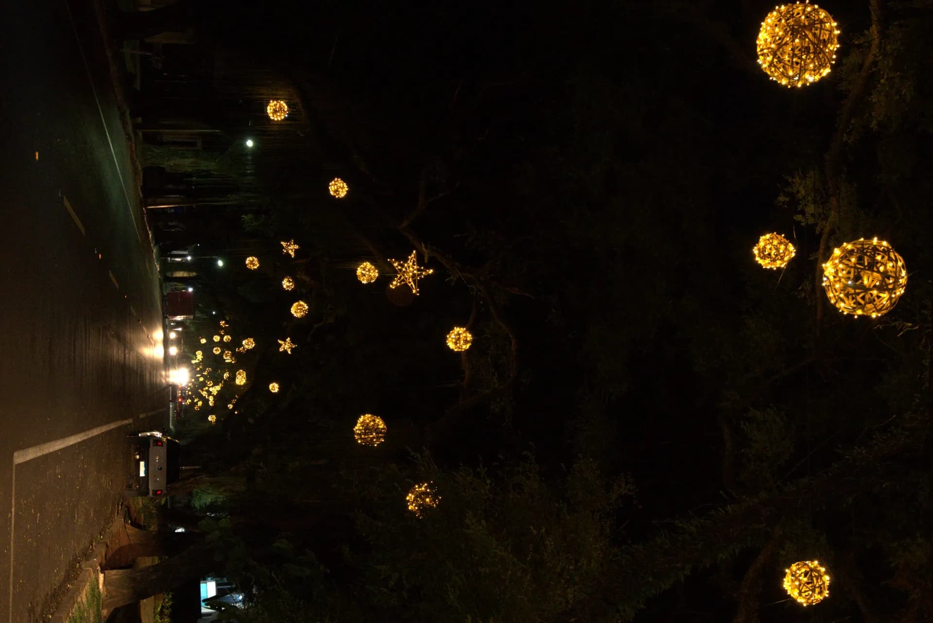 Esferas decorativas em bambu iluminadas — Natal Foz do Iguaçu 2025.
