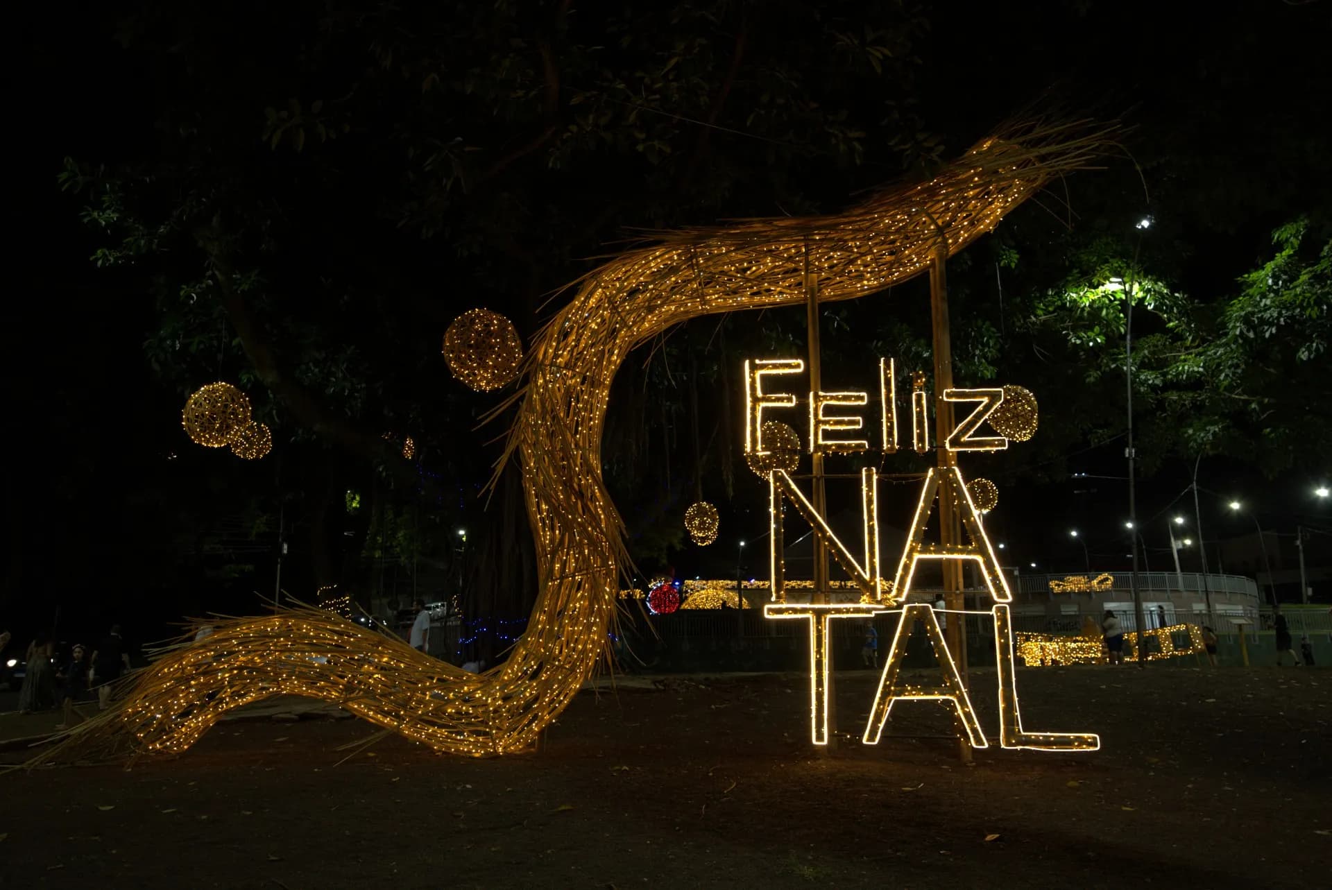 Letreiro "Feliz Natal" em bambu iluminado — Natal Foz do Iguaçu 2025.