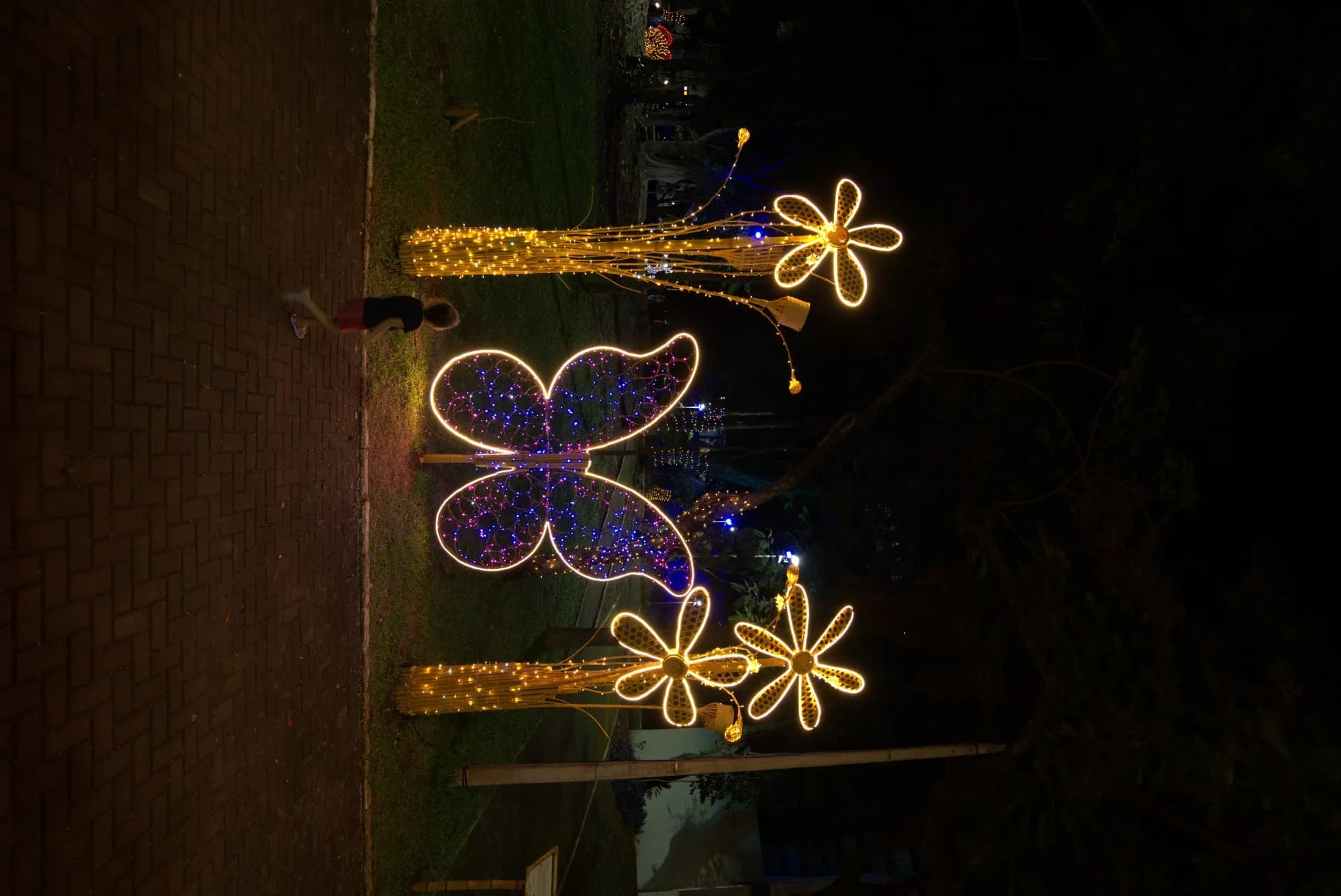 Jardim florido cenográfico em bambu — Natal Foz do Iguaçu 2025.
