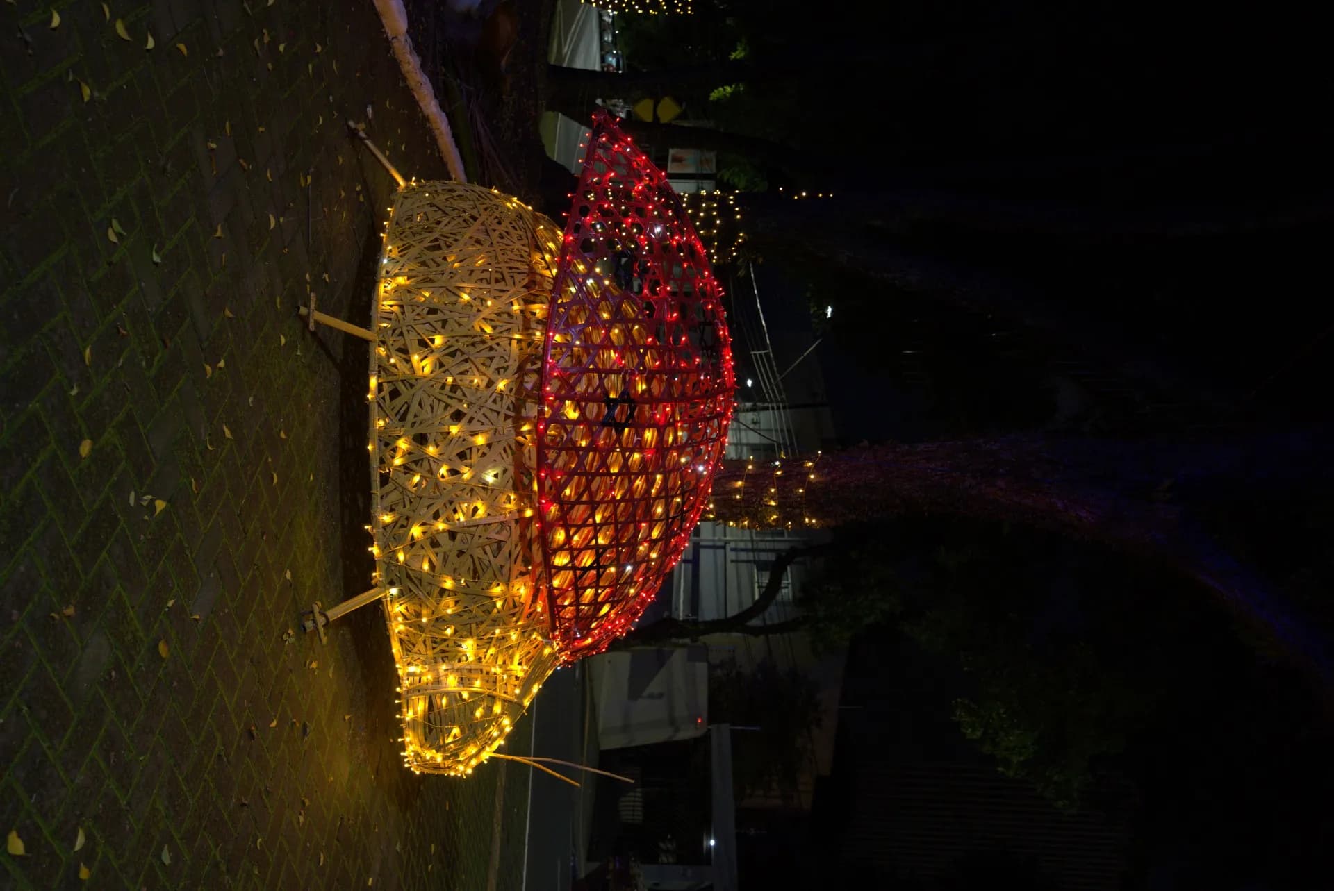 Joaninha cenográfica em bambu — Natal Foz do Iguaçu 2025.