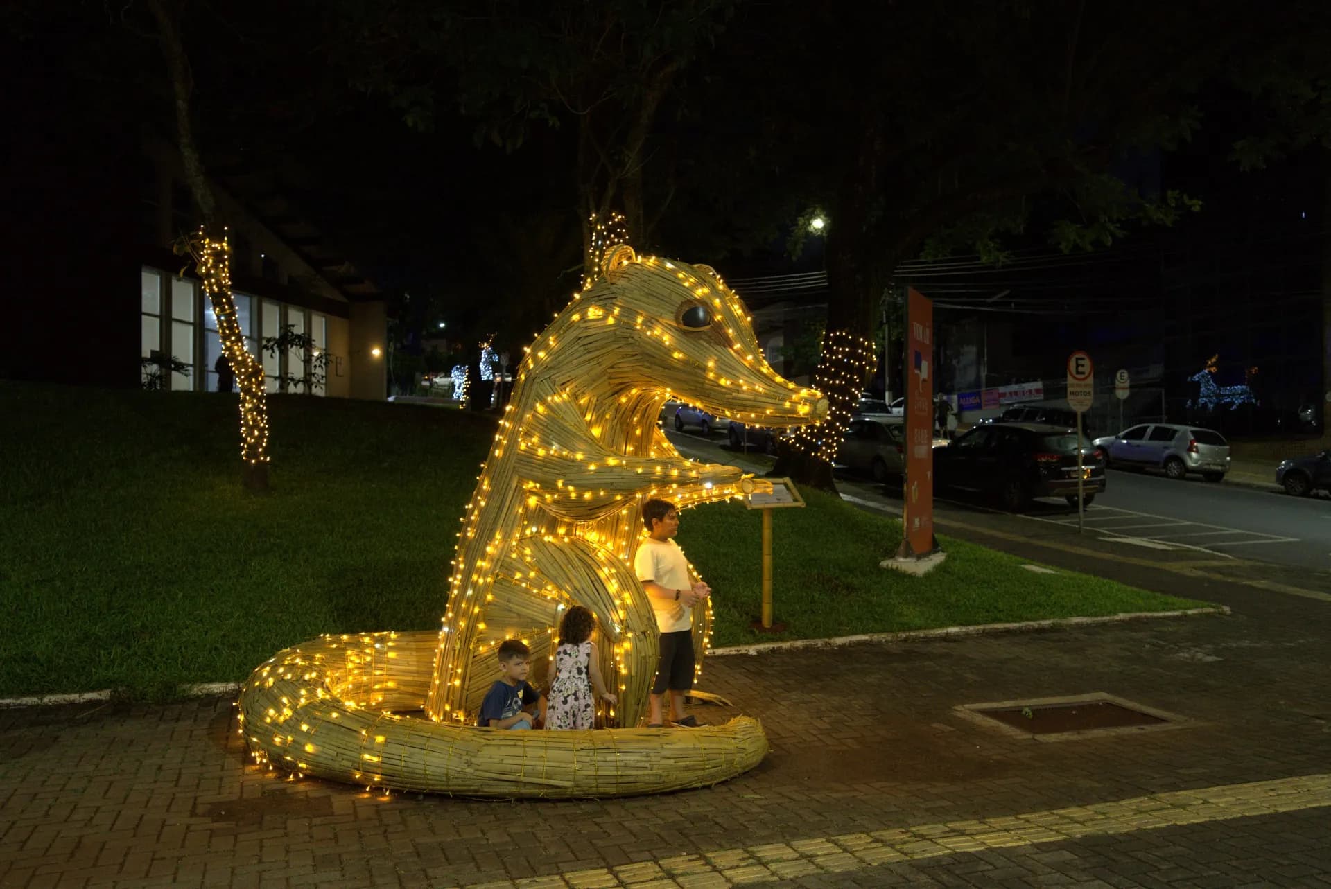 Quati cenográfico em bambu (fauna da região) — Natal Foz do Iguaçu 2025.