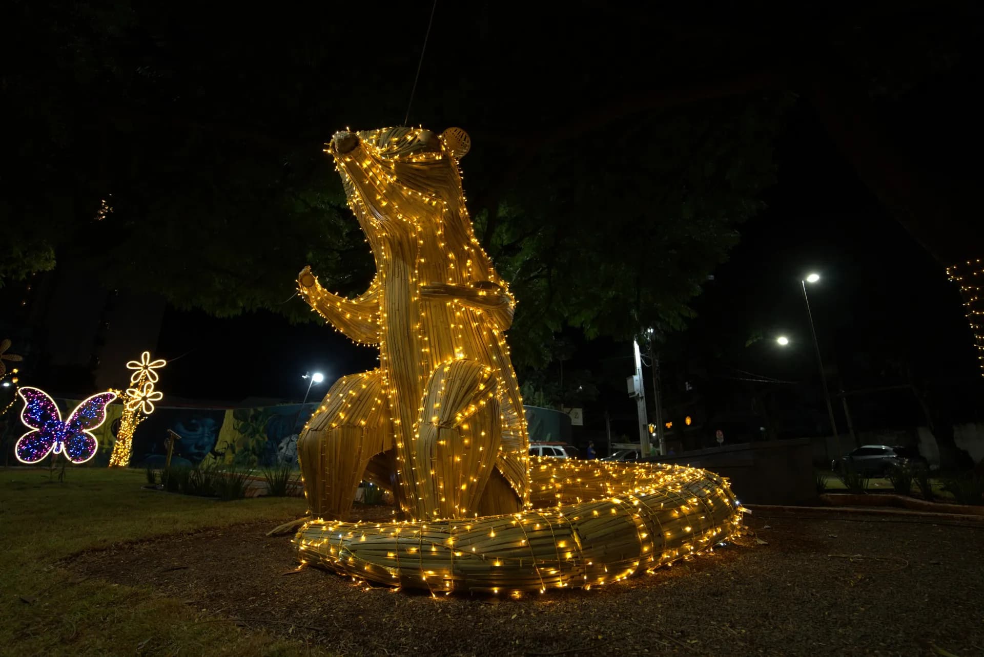 Quati cenográfico em bambu (fauna da região) — Natal Foz do Iguaçu 2025.