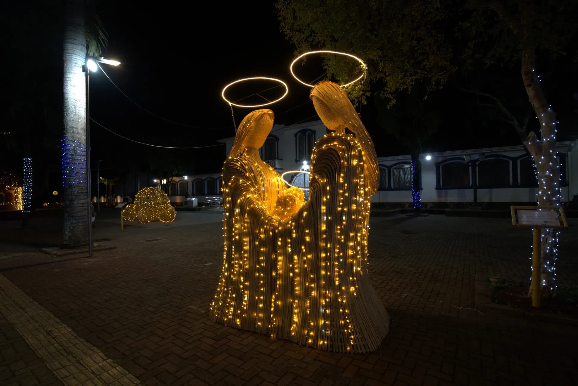 Presépio (Sagrada Família) em bambu iluminado — Natal Foz do Iguaçu 2025.