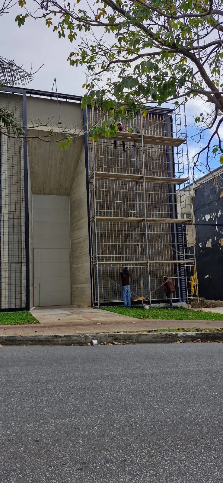 Recuperação da fachada com andaime, após o incêndio — 2024.