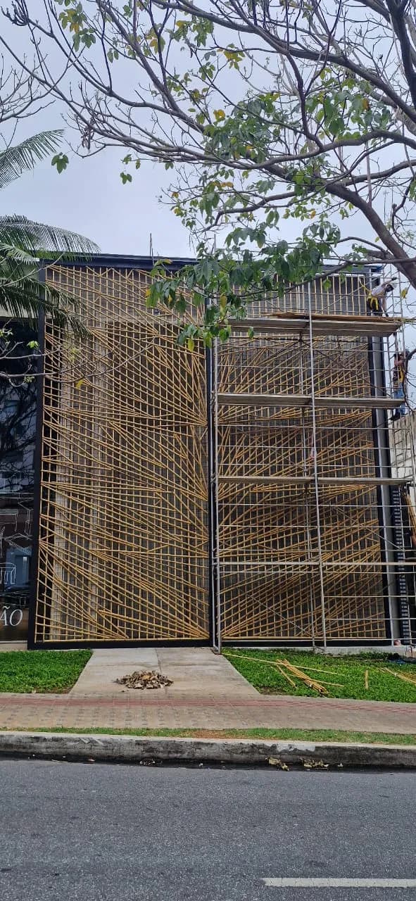 Recuperação da fachada de treliça de bambu da loja Tetum após o incêndio (2024).