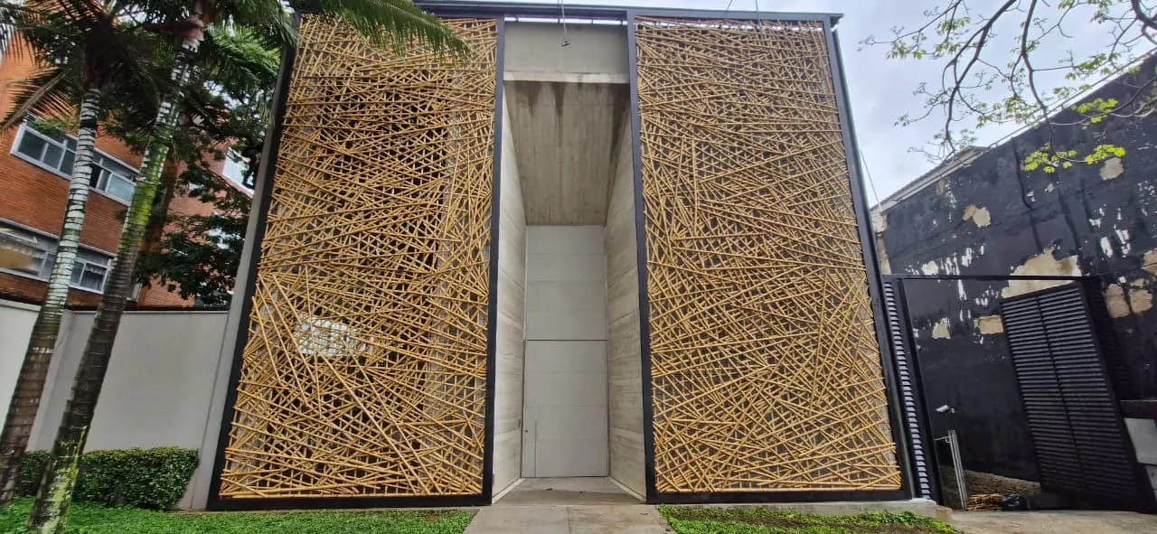Recuperação da fachada de treliça de bambu da loja Tetum após o incêndio (2024).