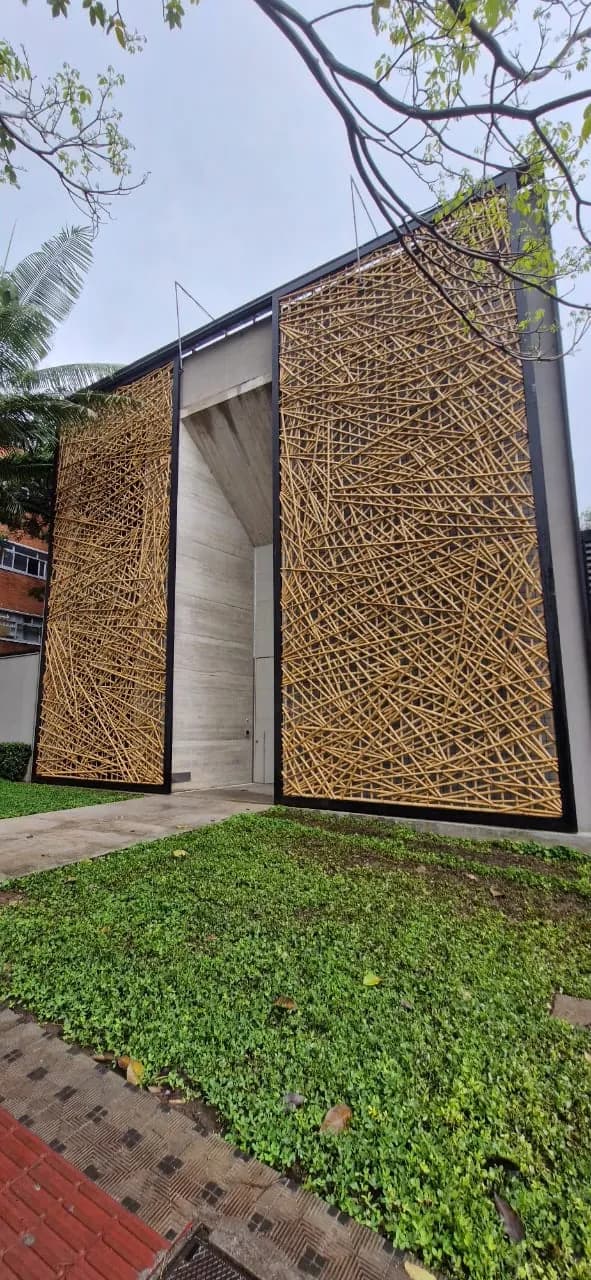 Recuperação da fachada de treliça de bambu da loja Tetum após o incêndio (2024).