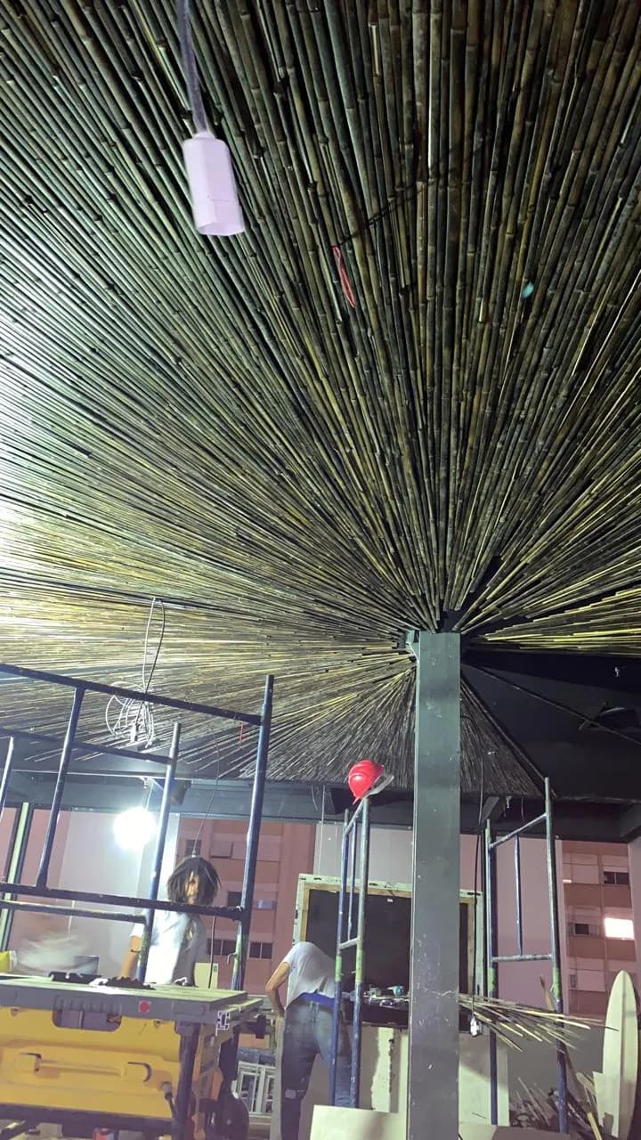 Forro escultórico em cone de bambu do Restaurante Makoto — registro de obra.