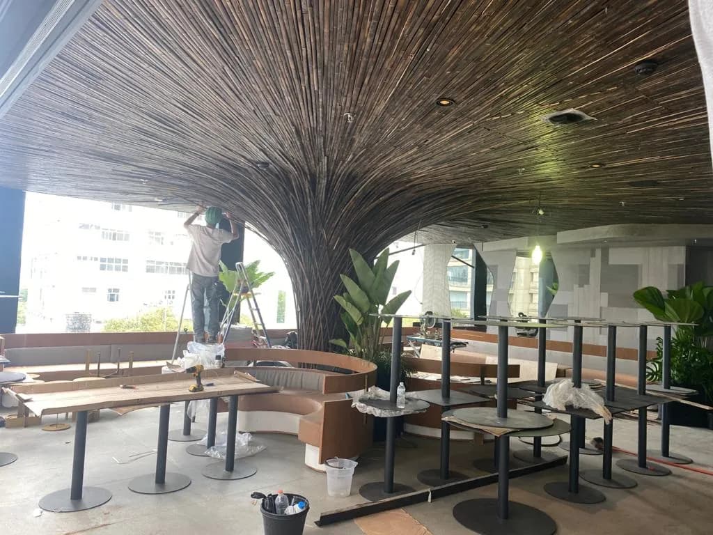 Forro escultórico em cone de bambu do Restaurante Makoto — registro de obra.