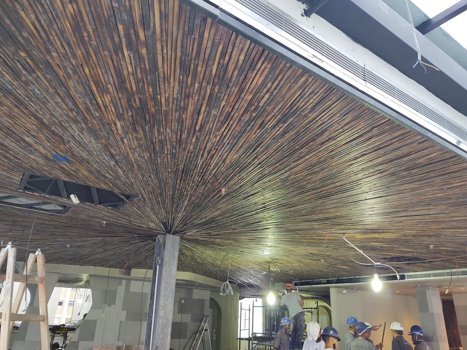 Forro escultórico em cone de bambu do Restaurante Makoto — registro de obra.