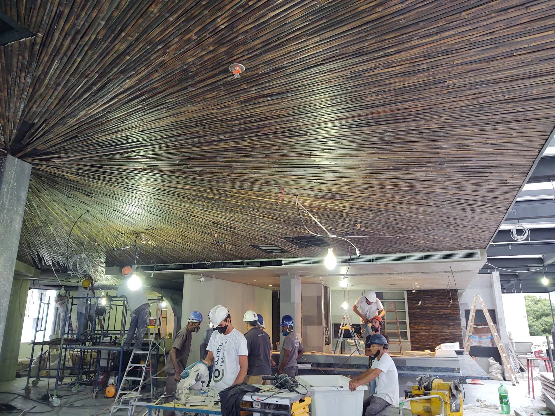 Montagem do forro em cone de bambu do Restaurante Makoto, com a equipe em obra.