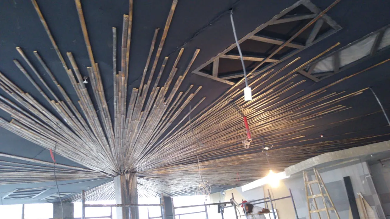 Estrutura do forro em cone de bambu do Restaurante Makoto durante a montagem, com os colmos radiais.