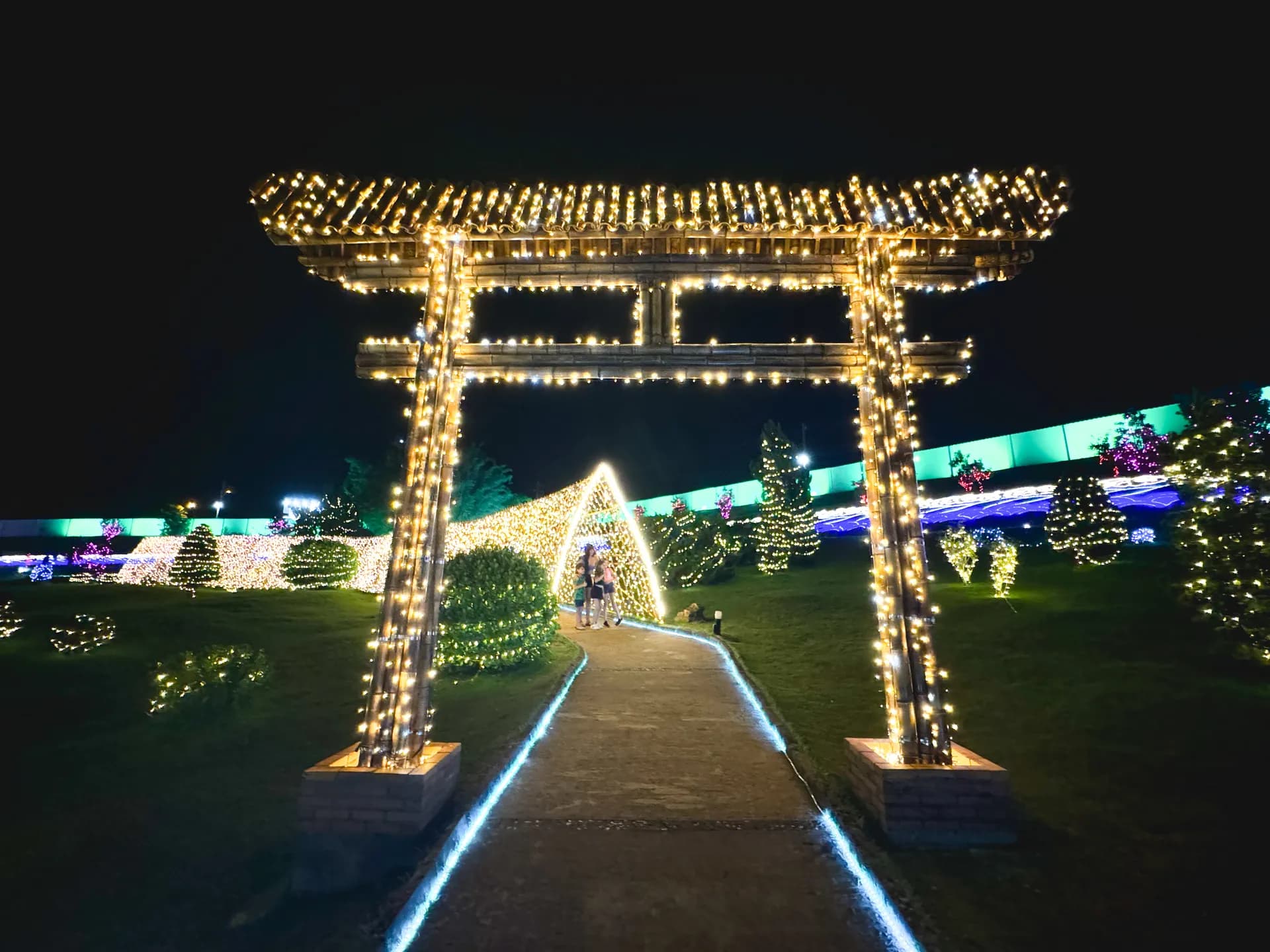 Tori (pórtico japonês) em bambu iluminado — Maringá Encantada 2023.