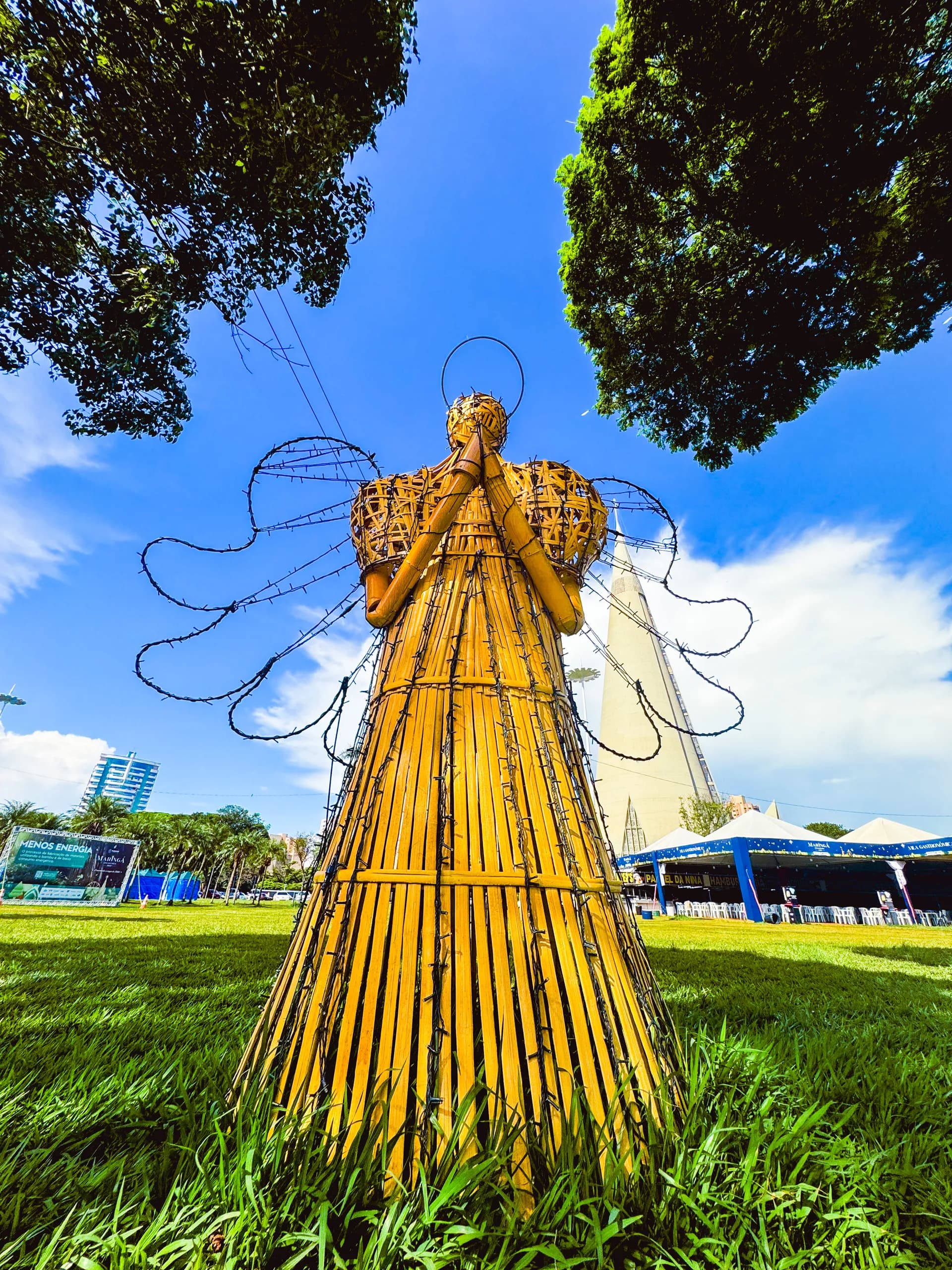 Anjo cenográfico em bambu iluminado — Maringá Encantada 2023.