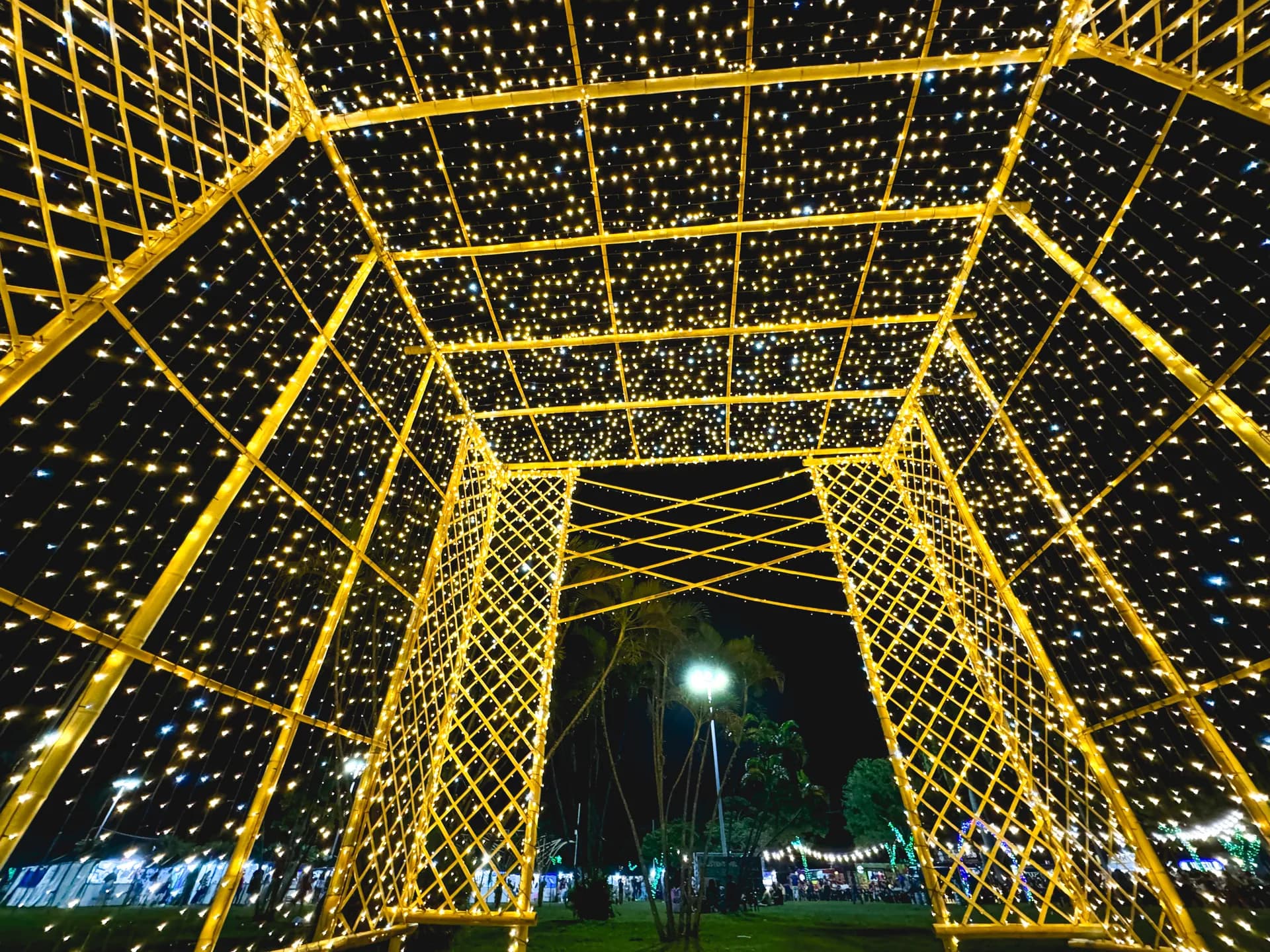 Caixa de presente cenográfica em bambu iluminada — Maringá Encantada 2023.