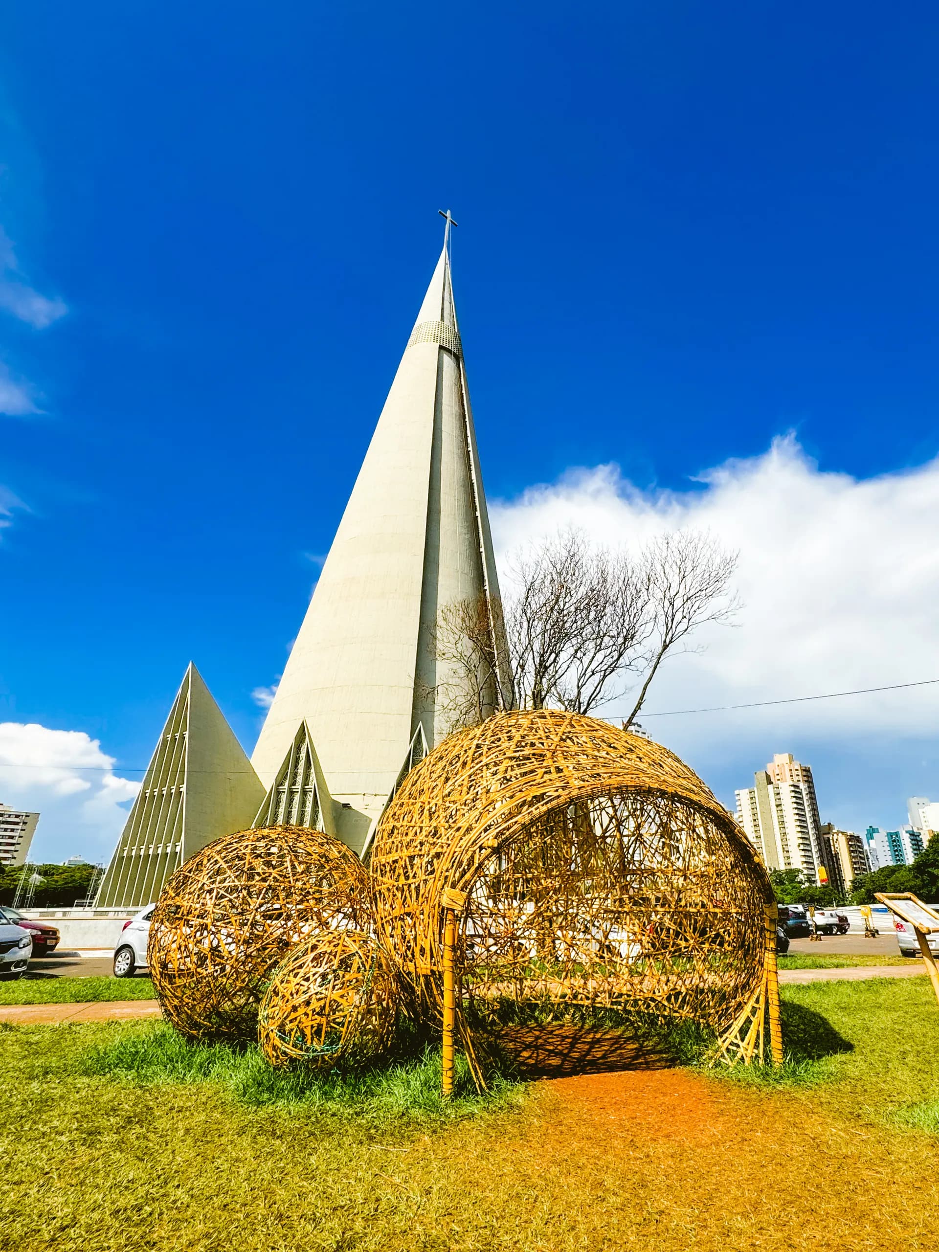 Esferas decorativas em bambu à luz do dia — Maringá Encantada 2023.
