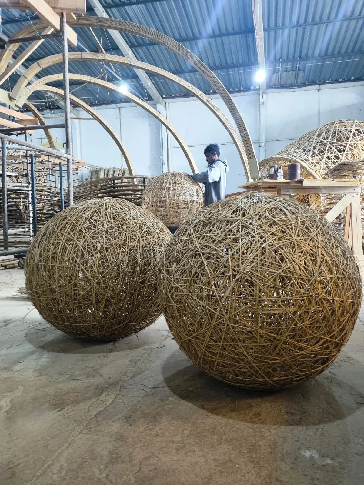 Estrutura e trama da Luminária Ninho em bambu — Luminária Ninho — Studio Objeto / Arthur Casas.
